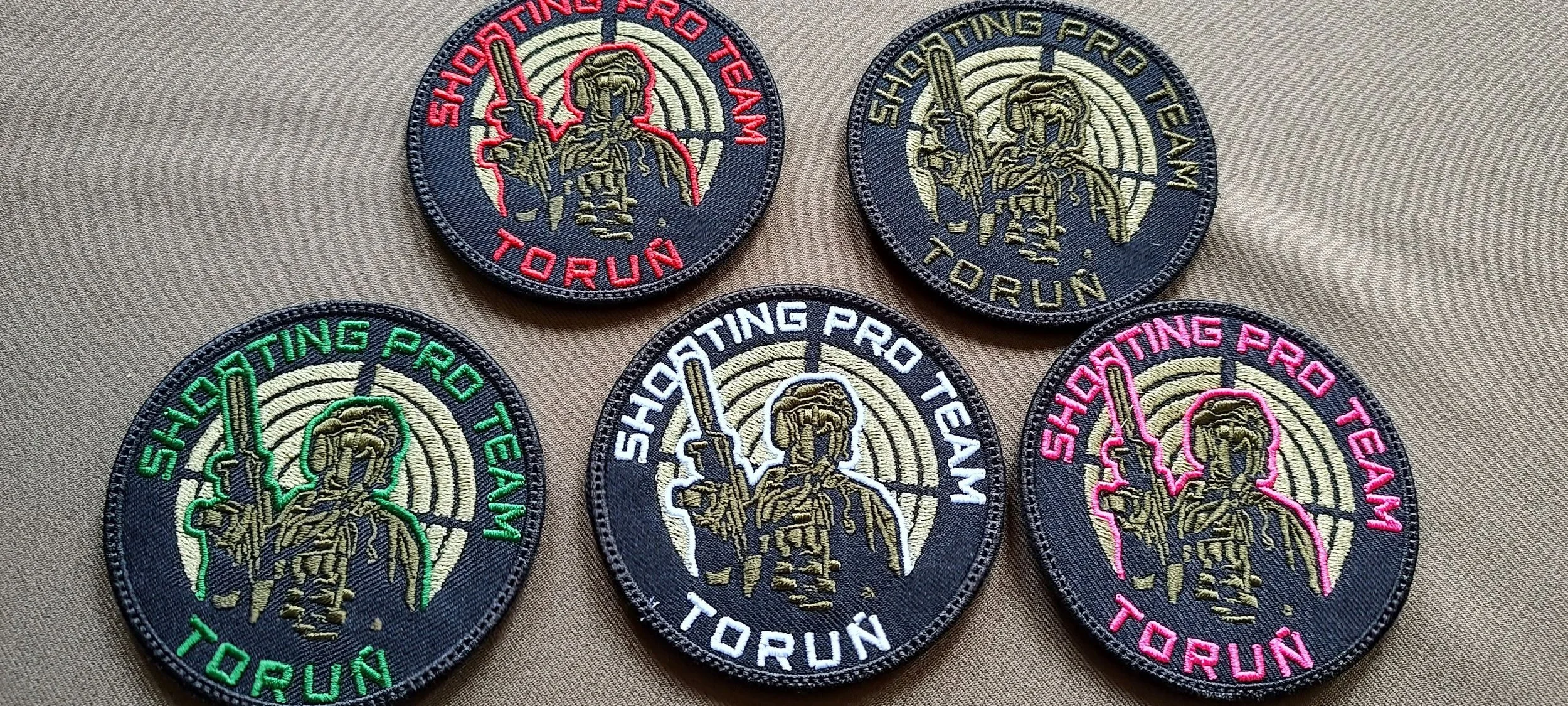 Naszywki Shooting Pro Team Toruń z postacią strzelca w różnych wersjach kolorystycznych