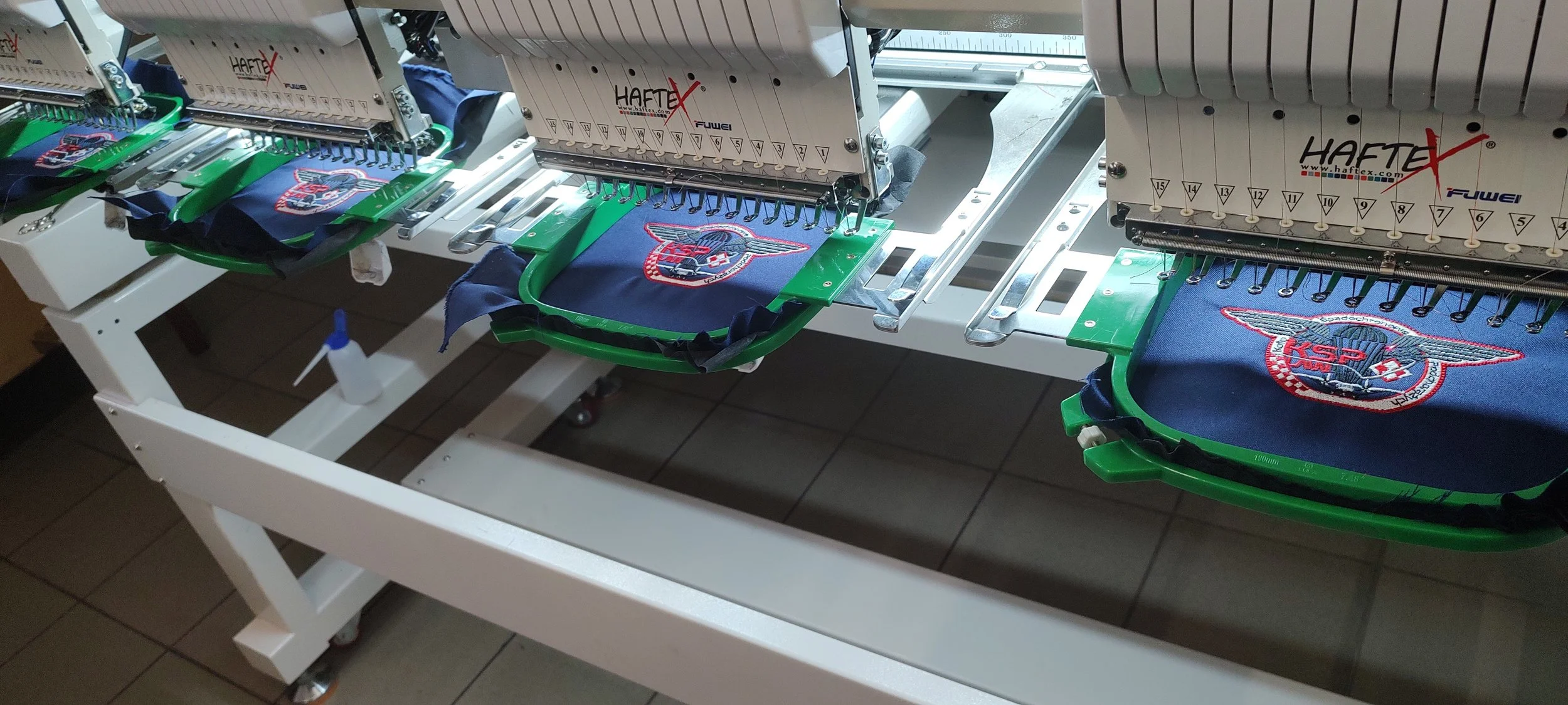 Produkcja naszywek haftowanych na wielogłowicowej hafciarce Haftex w Fabryce Haftu w Ełku