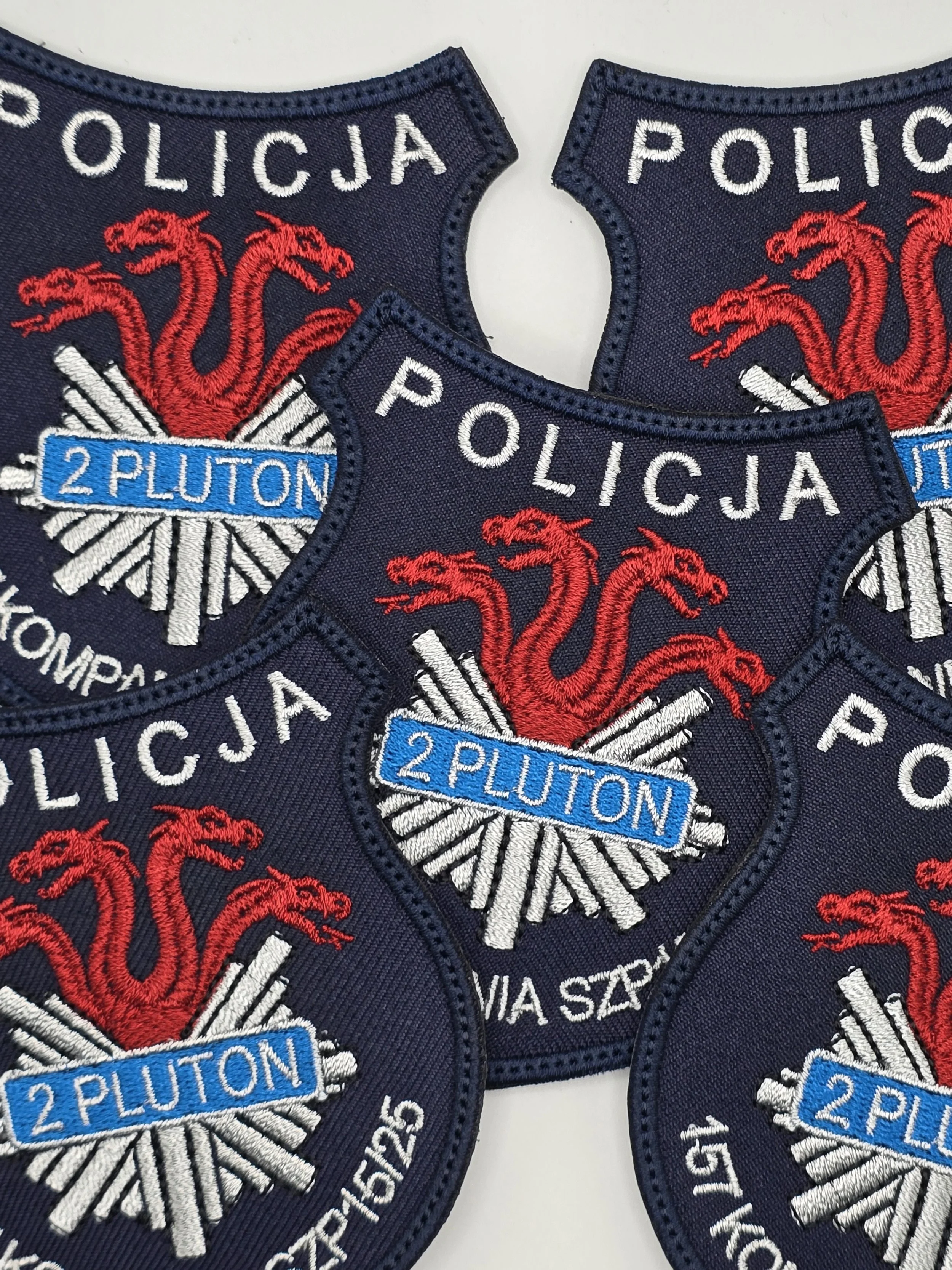 Haftowane naszywki 2 Plutonu Policji na zamówienie – Fabryka Haftu Ełk