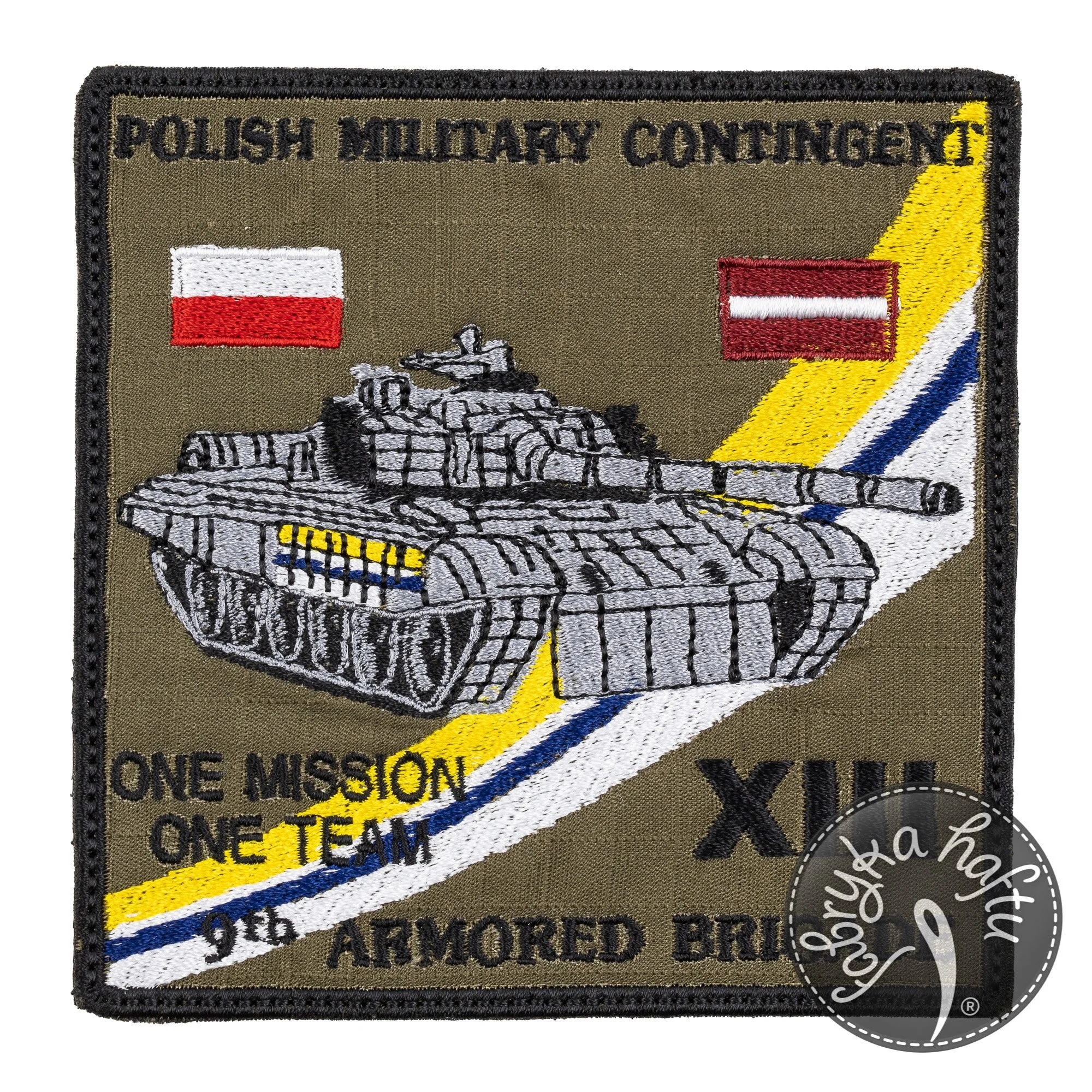 Haftowana naszywka Polish Military Contingent z czołgiem oraz flagami Polski i Łotwy — widok z przodu
