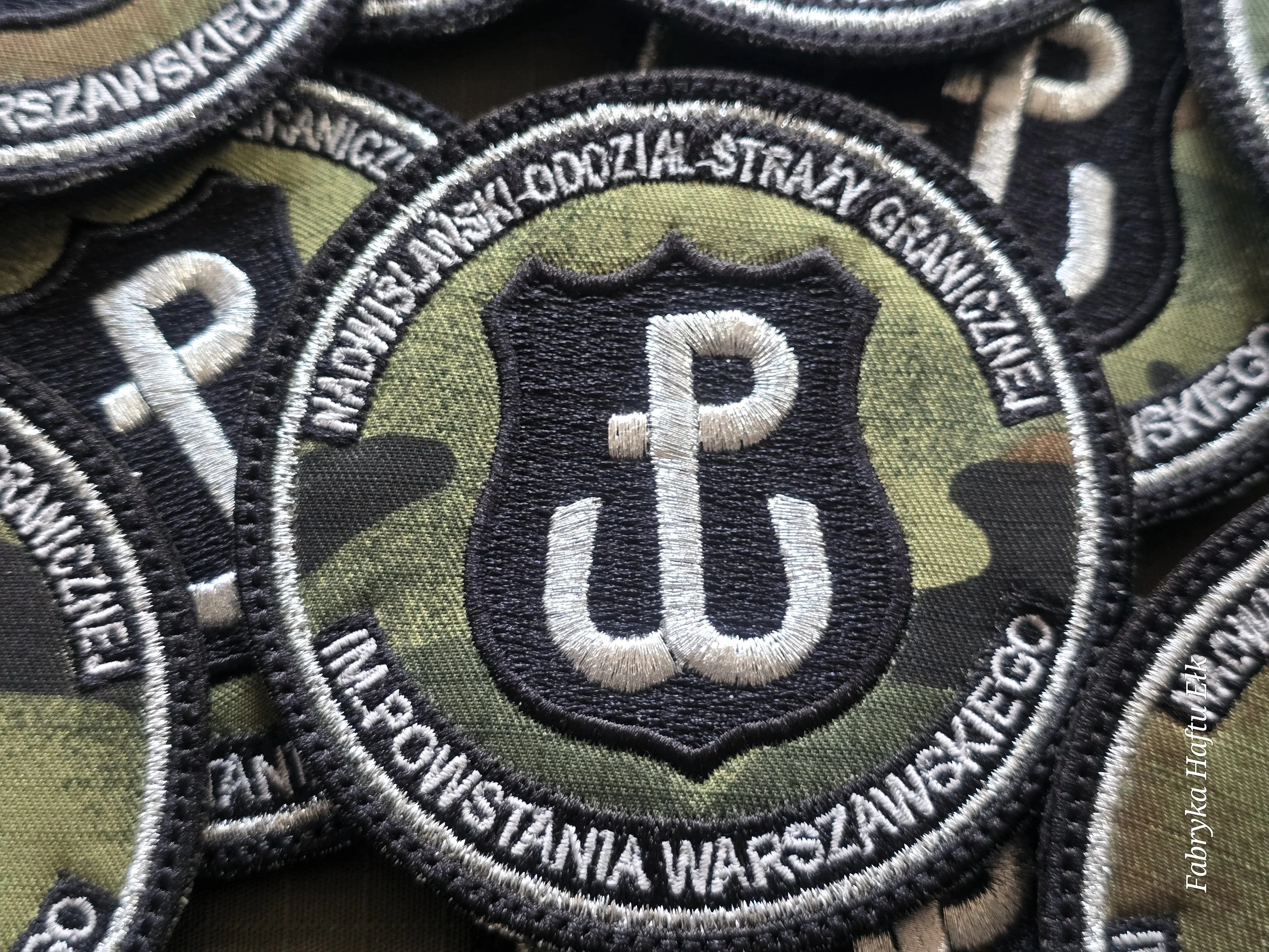 Haftowana naszywka Nadwiślańskiego Oddziału Straży Granicznej z symbolem Polski Walczącej