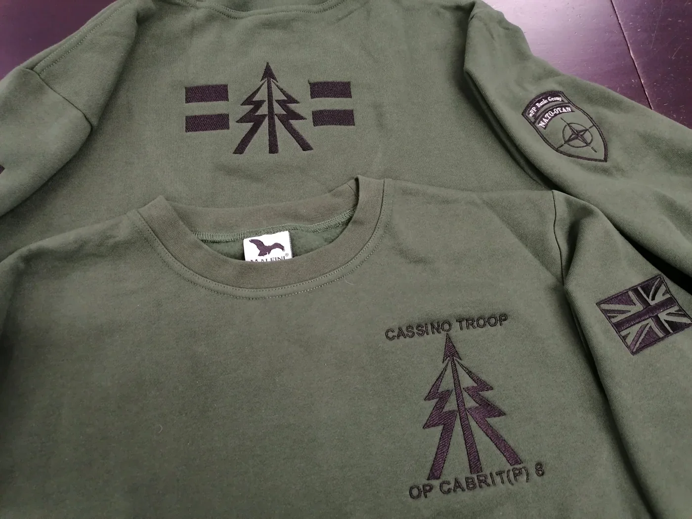 Koszulki Cassino Troop OP CABRIT P 8 z haftowanym drzewem, flagą brytyjską i oznaką NATO