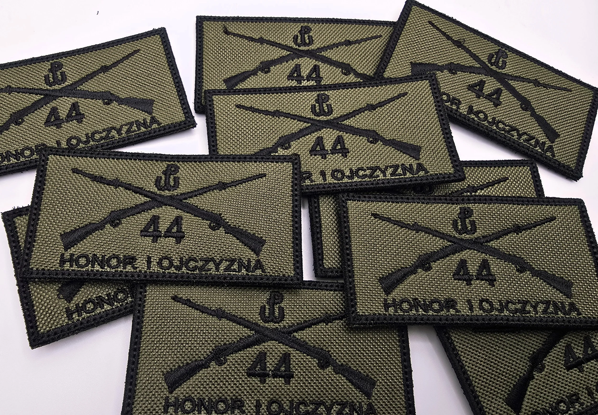 Haftowane naszywki WOT 44 Honor i Ojczyzna z motywem skrzyżowanych karabinów – Fabryka Haftu Ełk