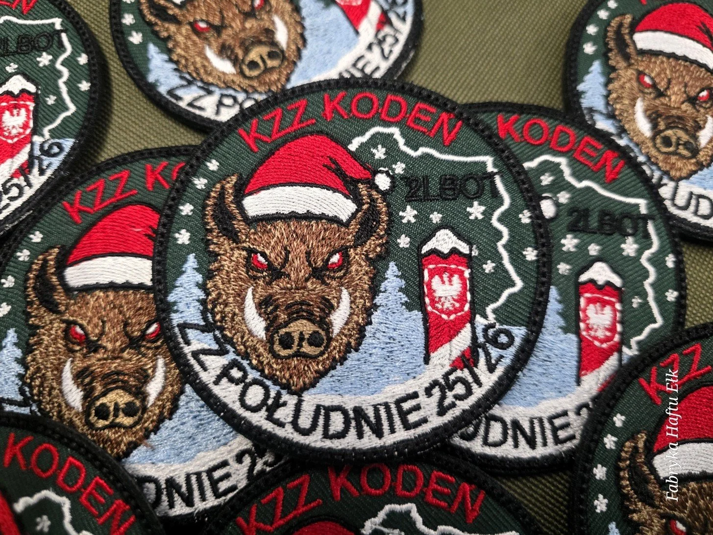 Świąteczne naszywki KZZ Kodeń z dzikiem w czapce Mikołaja, polskim słupem granicznym i napisem Południe 25/26