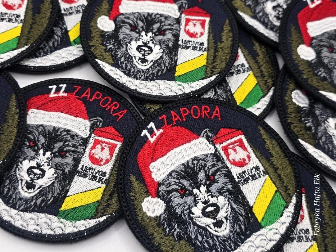 Świąteczne naszywki ZZ Zapora z wilkiem w czerwonej czapce i słupem granicznym w barwach Litwy
