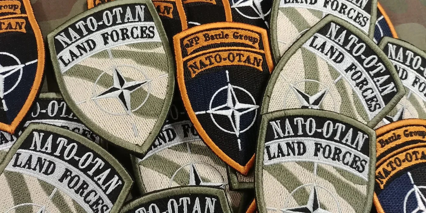 Naszywki eFP oraz NATO-OTAN Land Forces w różnych wariantach kolorystycznych