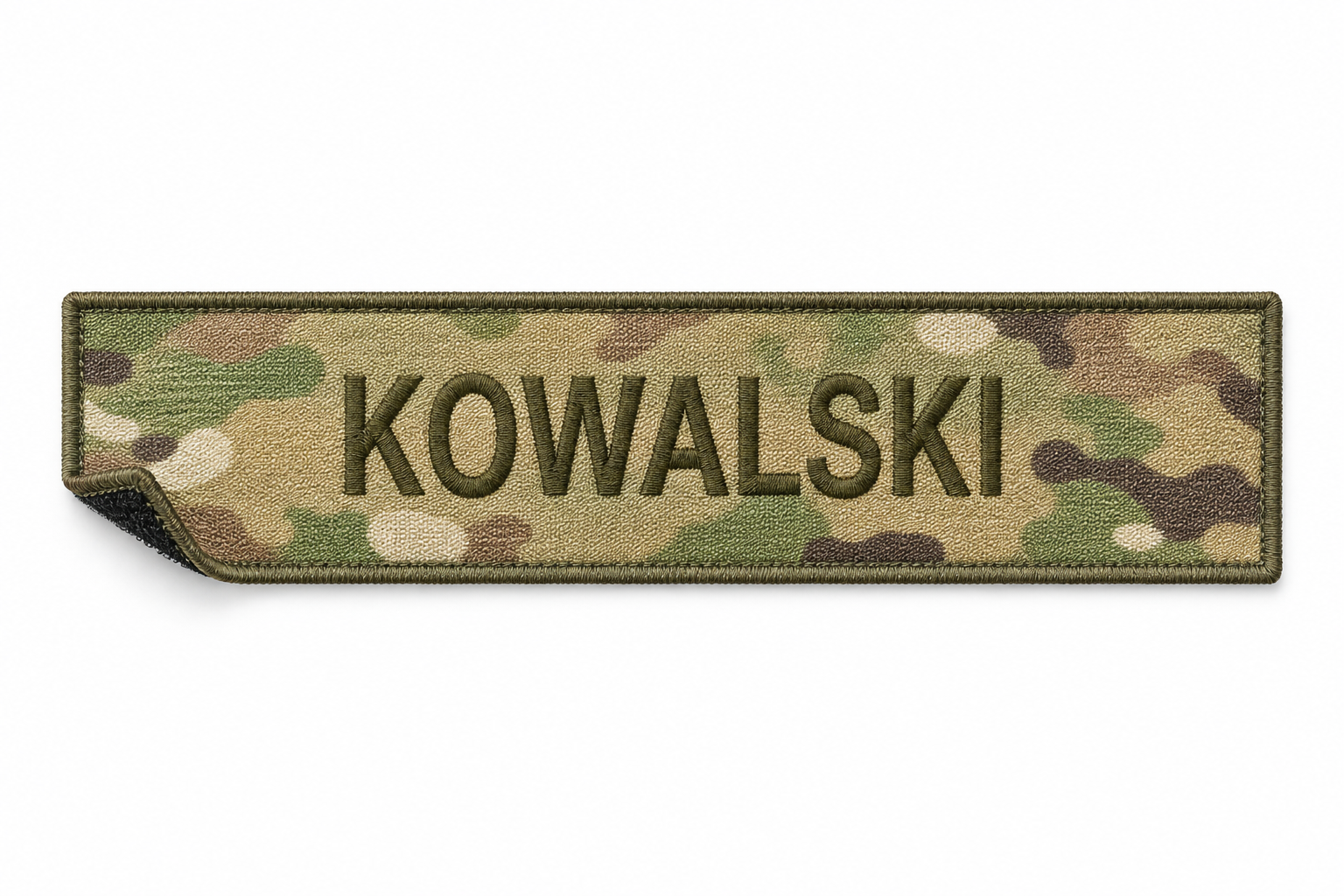 Imiennik na materiale Multicam z haftowanym nazwiskiem i ramką w odcieniu khaki–ciemnozielonym.