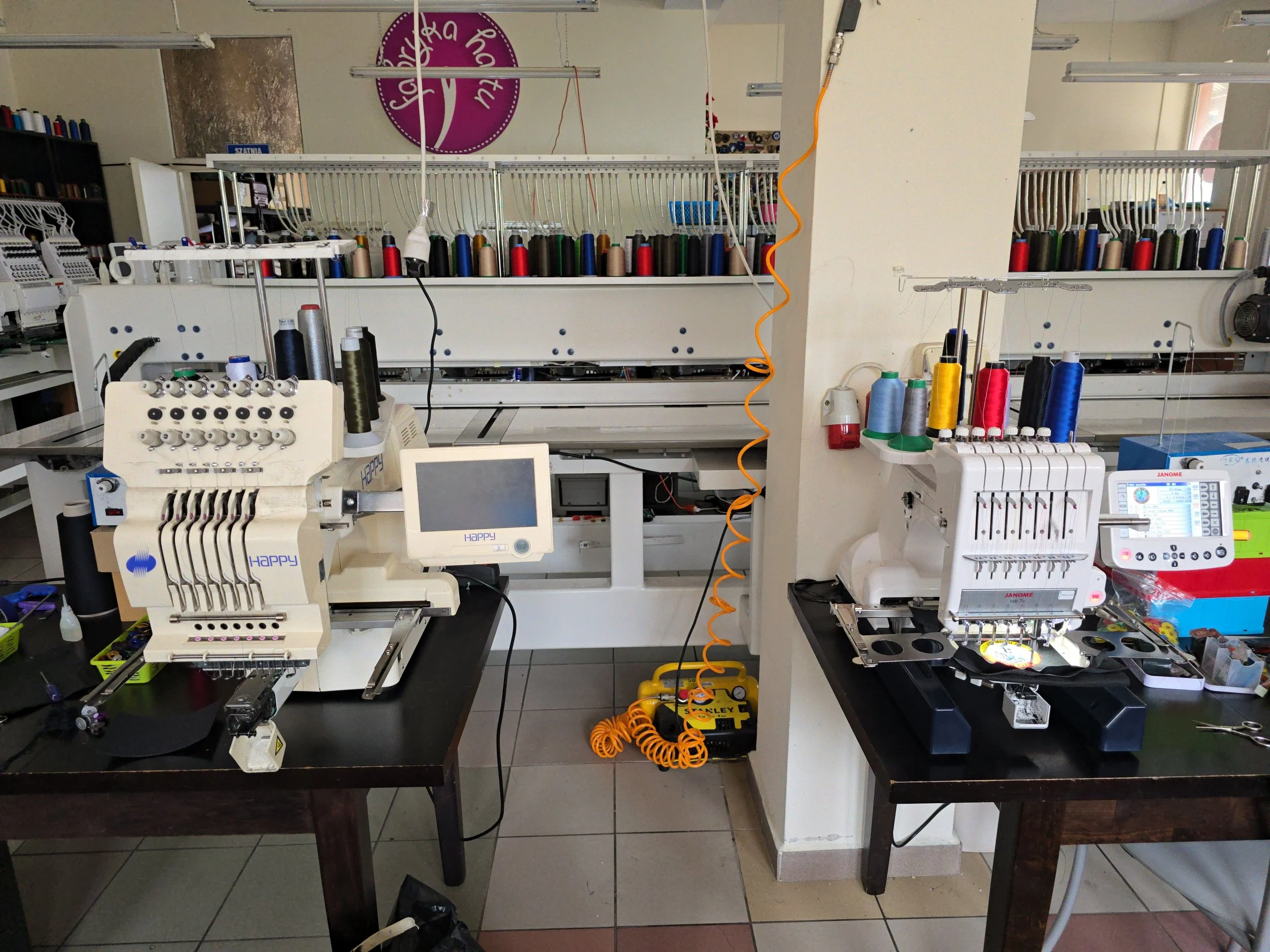 Hafciarki Janome MB7 i Happy HCH701 w pracowni Fabryki Haftu w Ełku – maszyny do haftu komputerowego