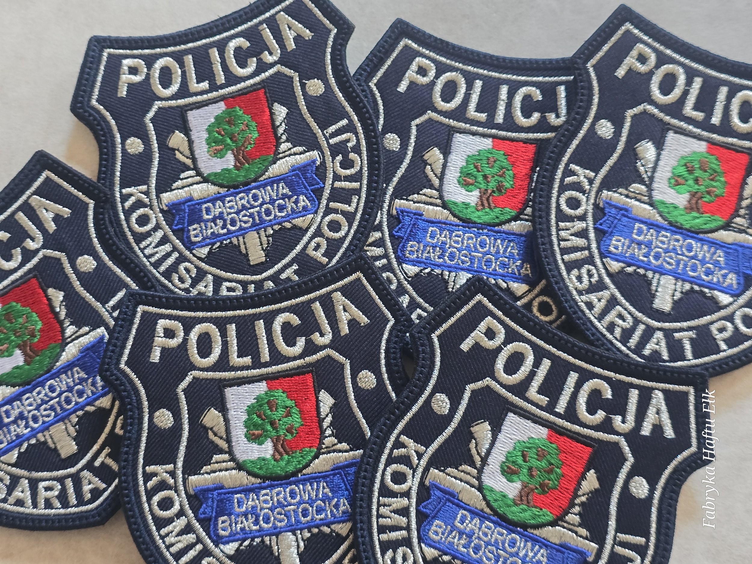 Haftowane naszywki Komisariatu Policji w Dąbrowie Białostockiej – Fabryka Haftu Ełk
