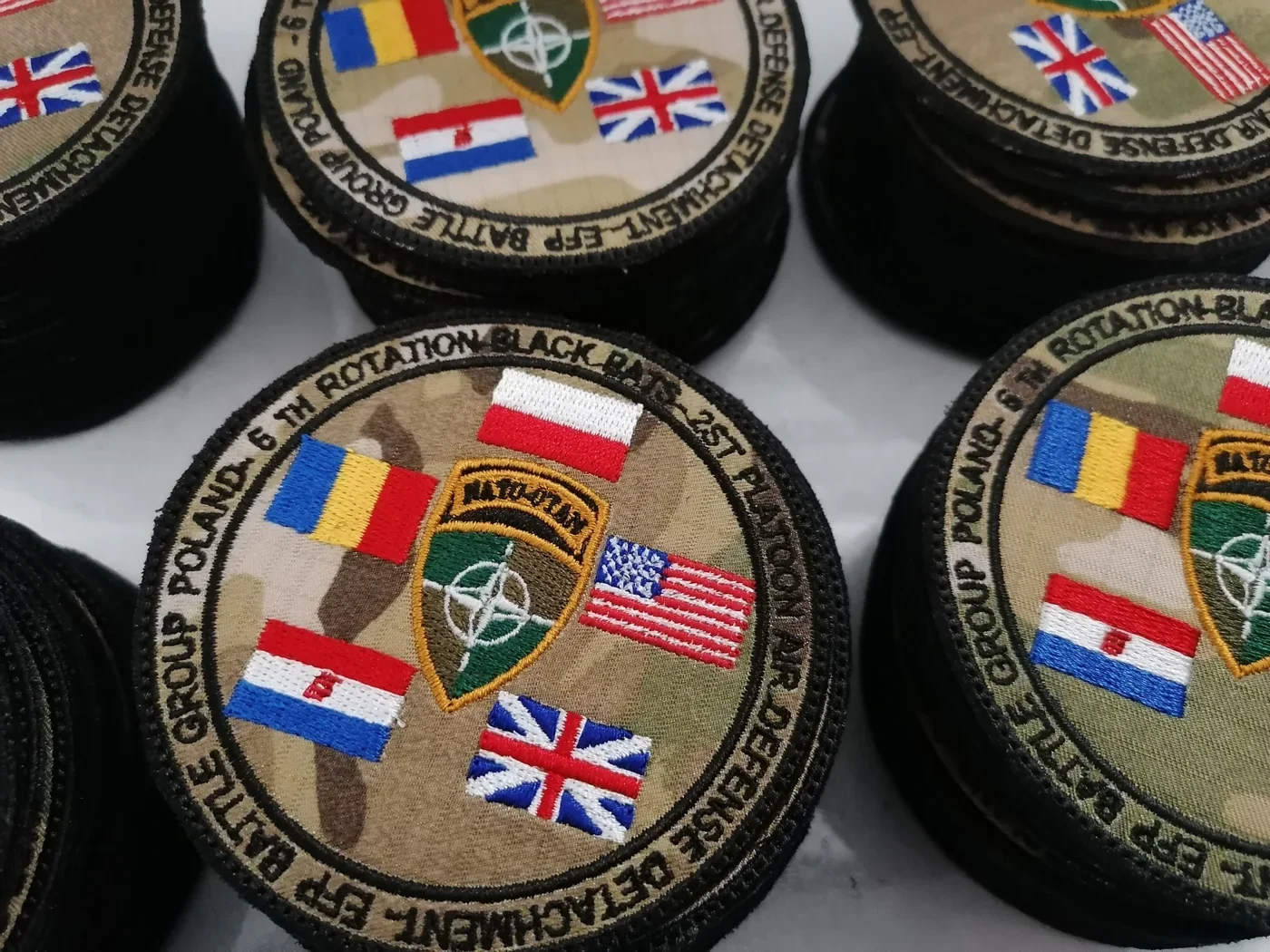 Naszywki pamiątkowe Black Bats szóstej rotacji wykonane dla żołnierzy rumuńskich z flagami państw NATO