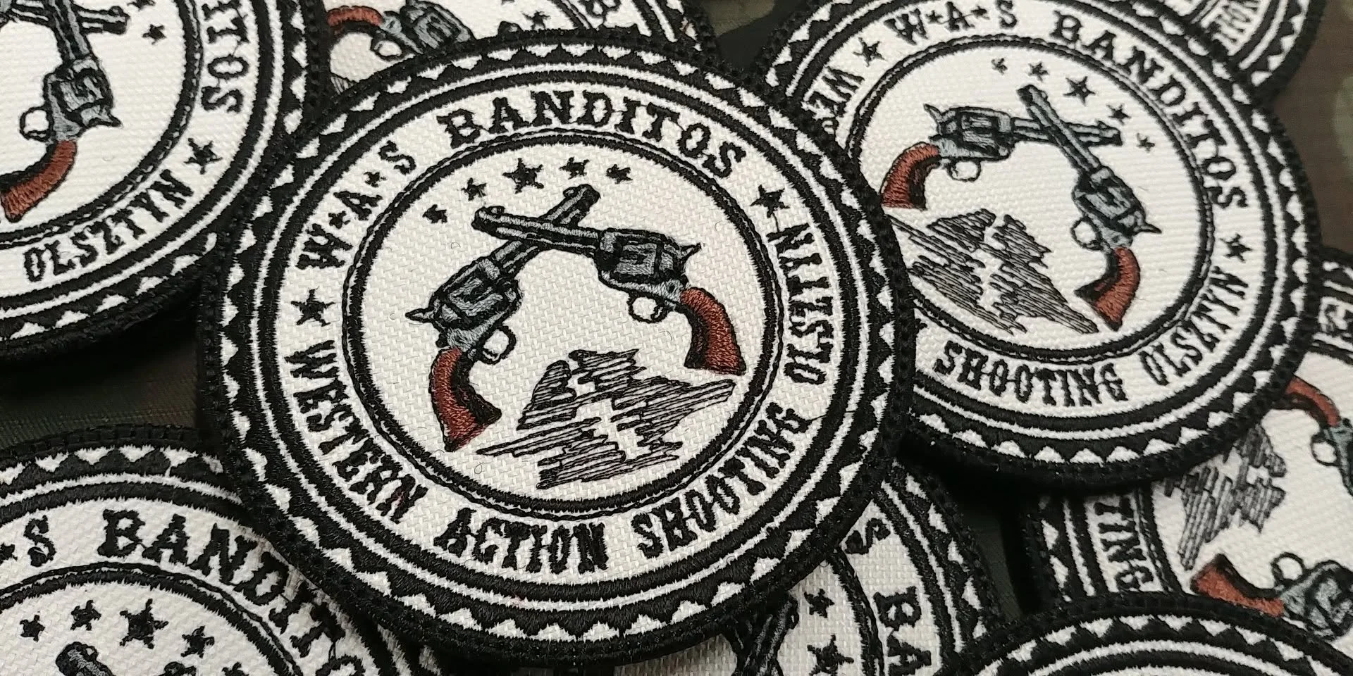 Czarno-białe naszywki Banditos z dwoma rewolwerami i sombrero