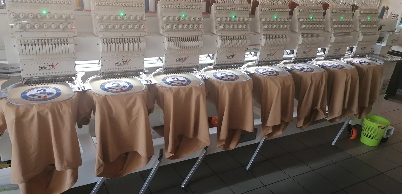 Wielogłowicowa hafciarka podczas produkcji haftów Blue Scorpions na koszulkach dla żołnierzy rumuńskich w Fabryce Haftu Ełk