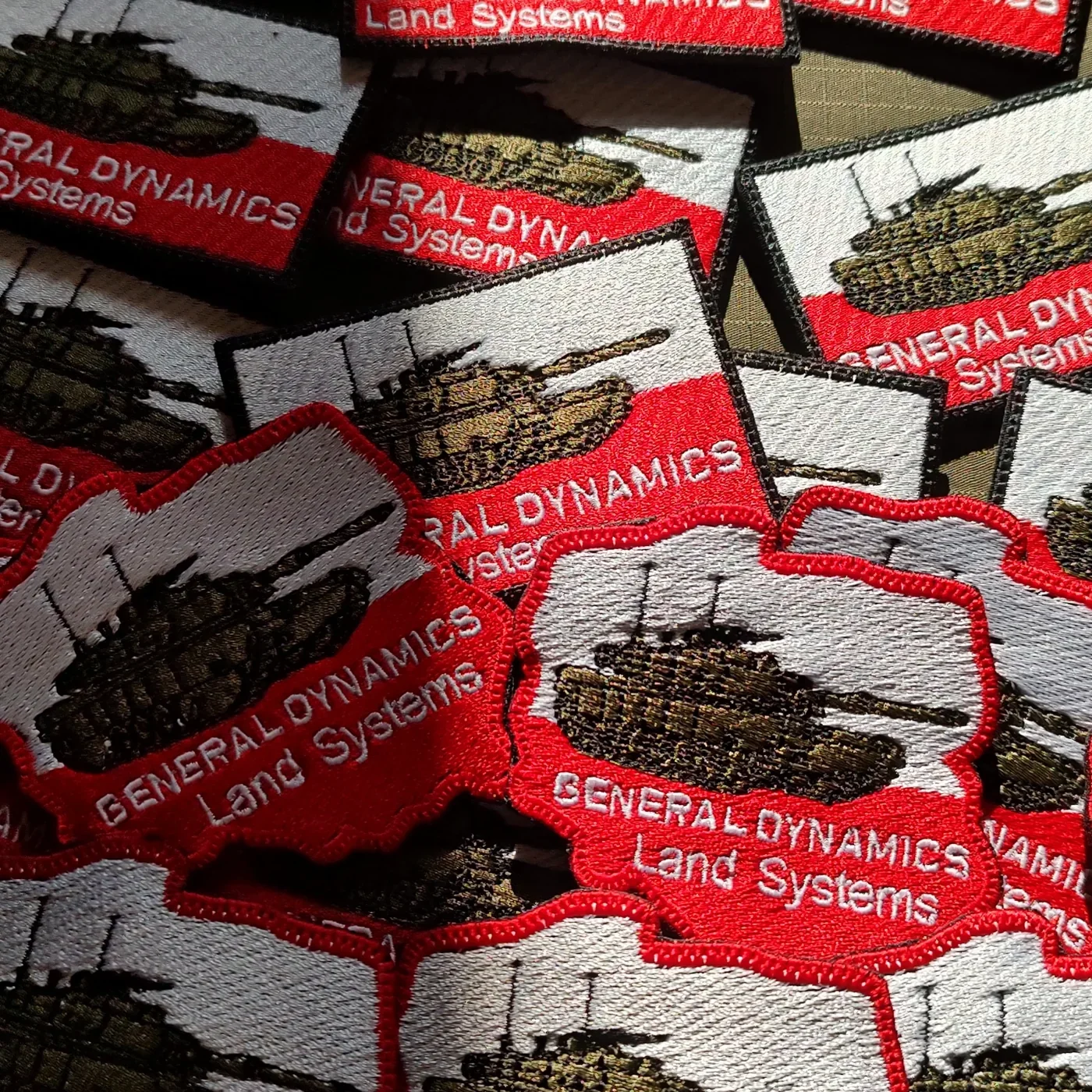 Haftowane oznaczenia General Dynamics Land Systems wykonane dla techników związanych z obsługą czołgów Abrams