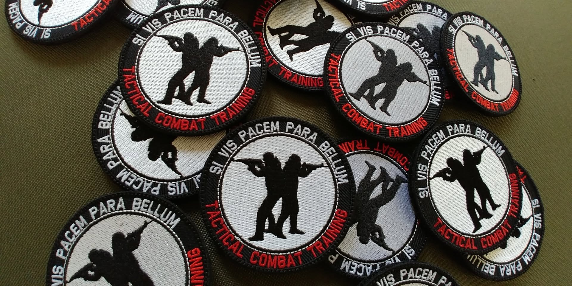 Naszywki Tactical Combat Training z sylwetkami ćwiczących i napisem Si vis pacem para bellum
