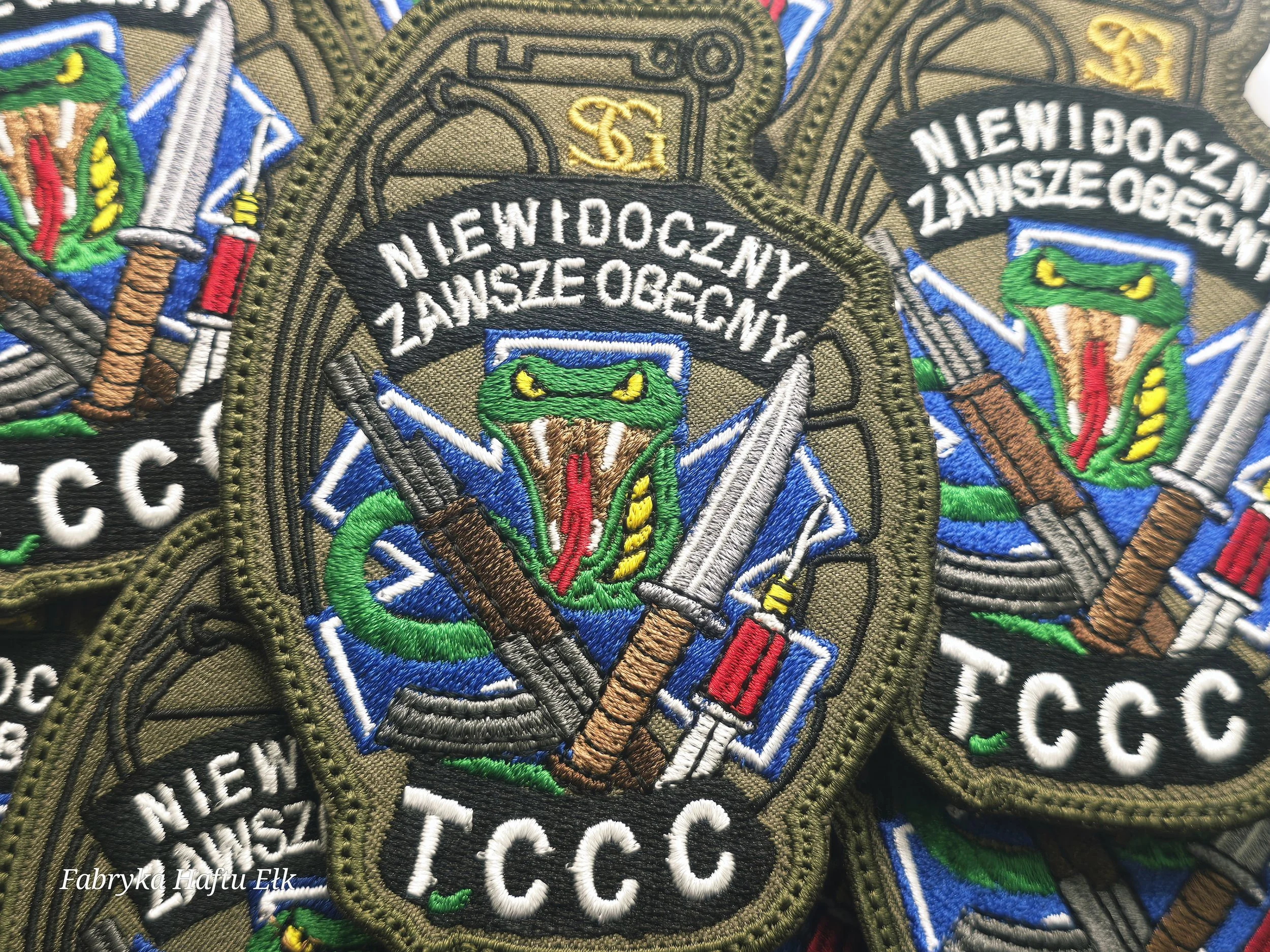 Haftowane naszywki TCCC „Niewidoczny zawsze obecny” związane z ratownictwem taktycznym