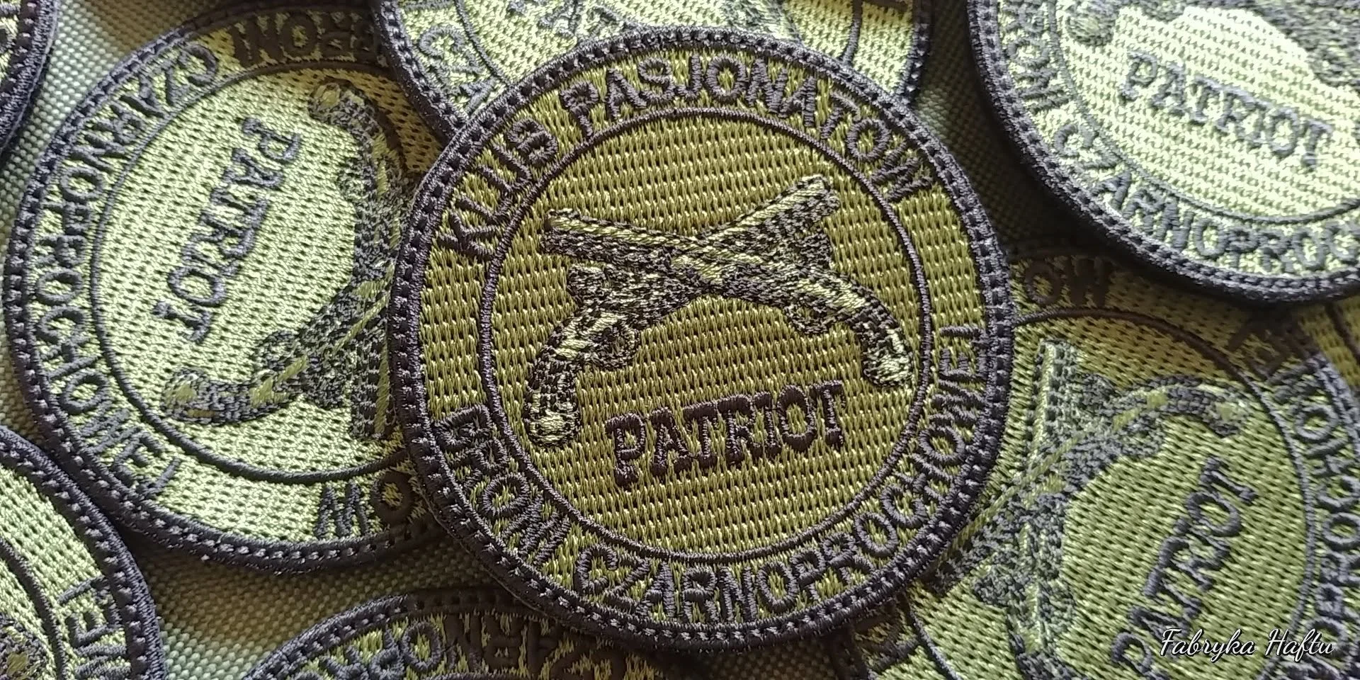 Oliwkowe naszywki klubu strzeleckiego Patriot ze skrzyżowanymi pistoletami