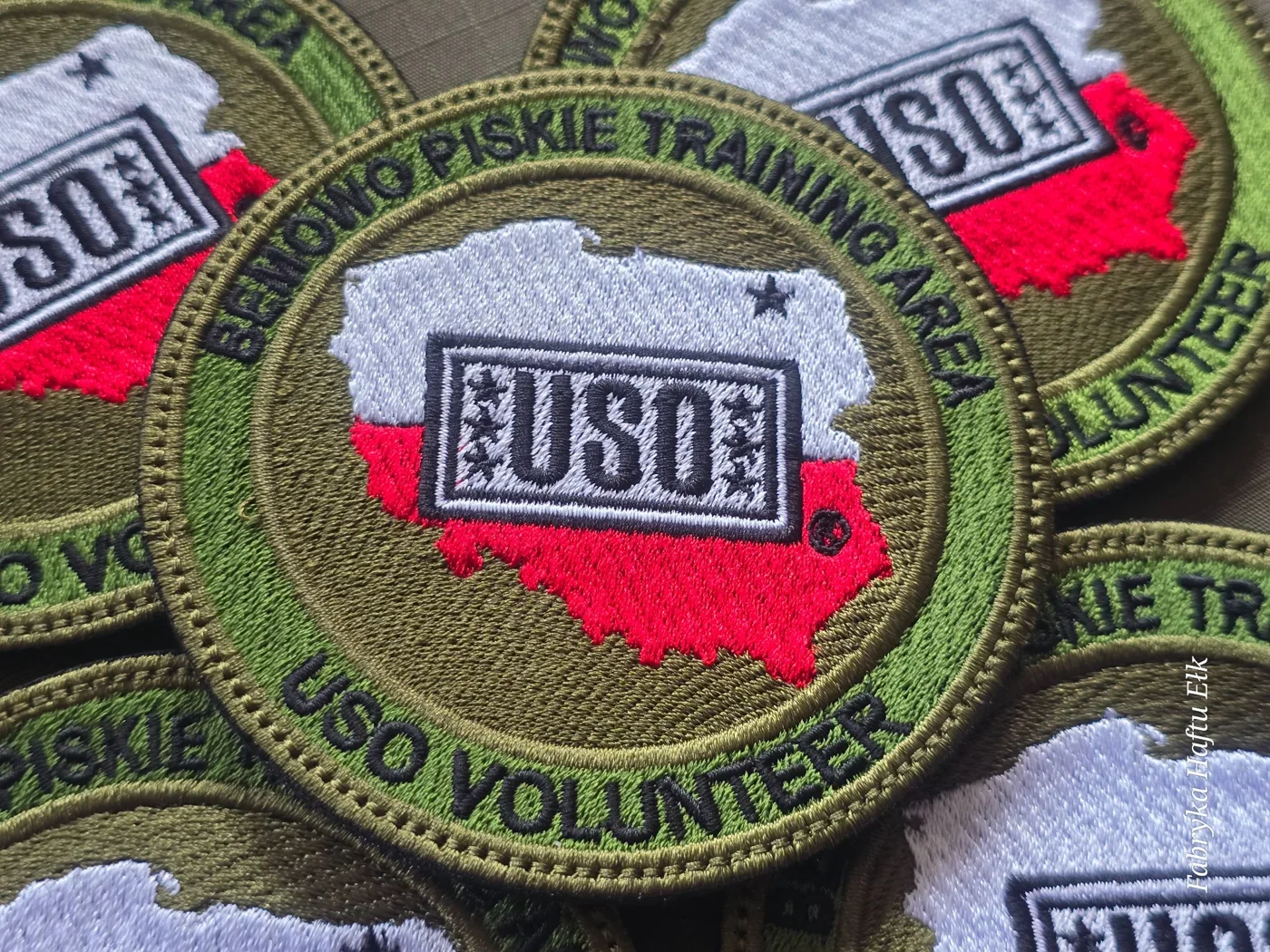 Haftowane naszywki USO Volunteer Bemowo Piskie Training Area z biało-czerwonym konturem Polski