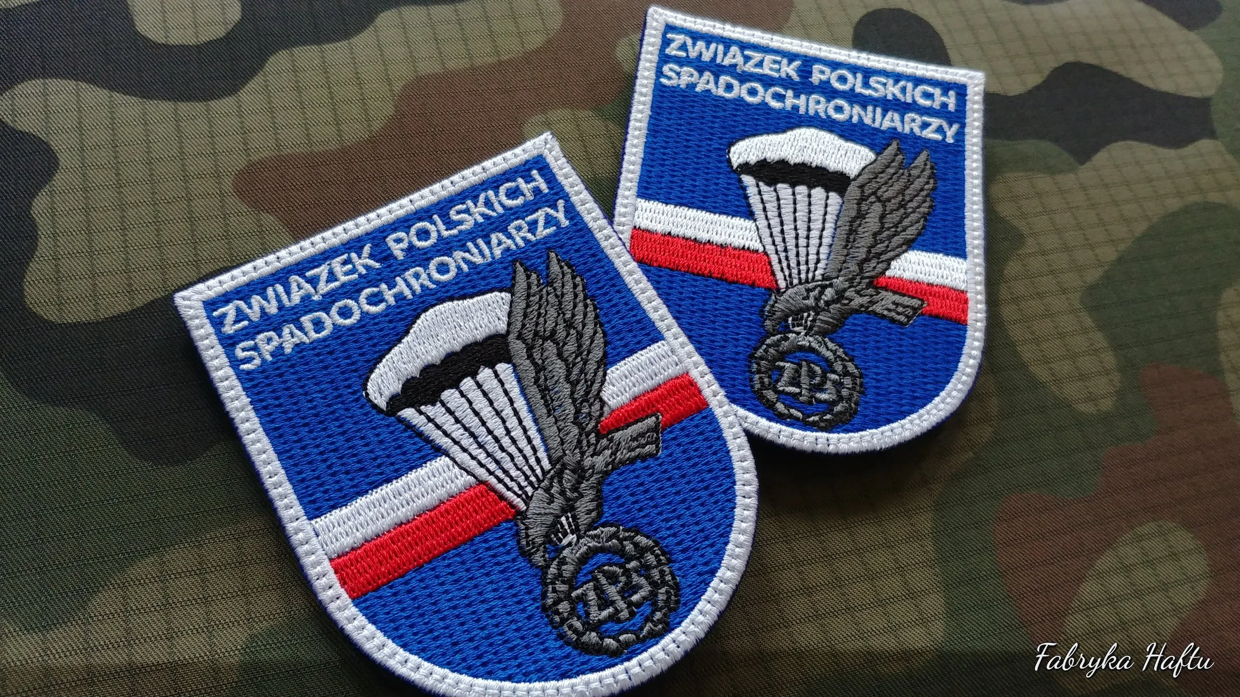 Niebieskie naszywki Związku Polskich Spadochroniarzy ze spadochronem, orłem i biało-czerwonym pasem