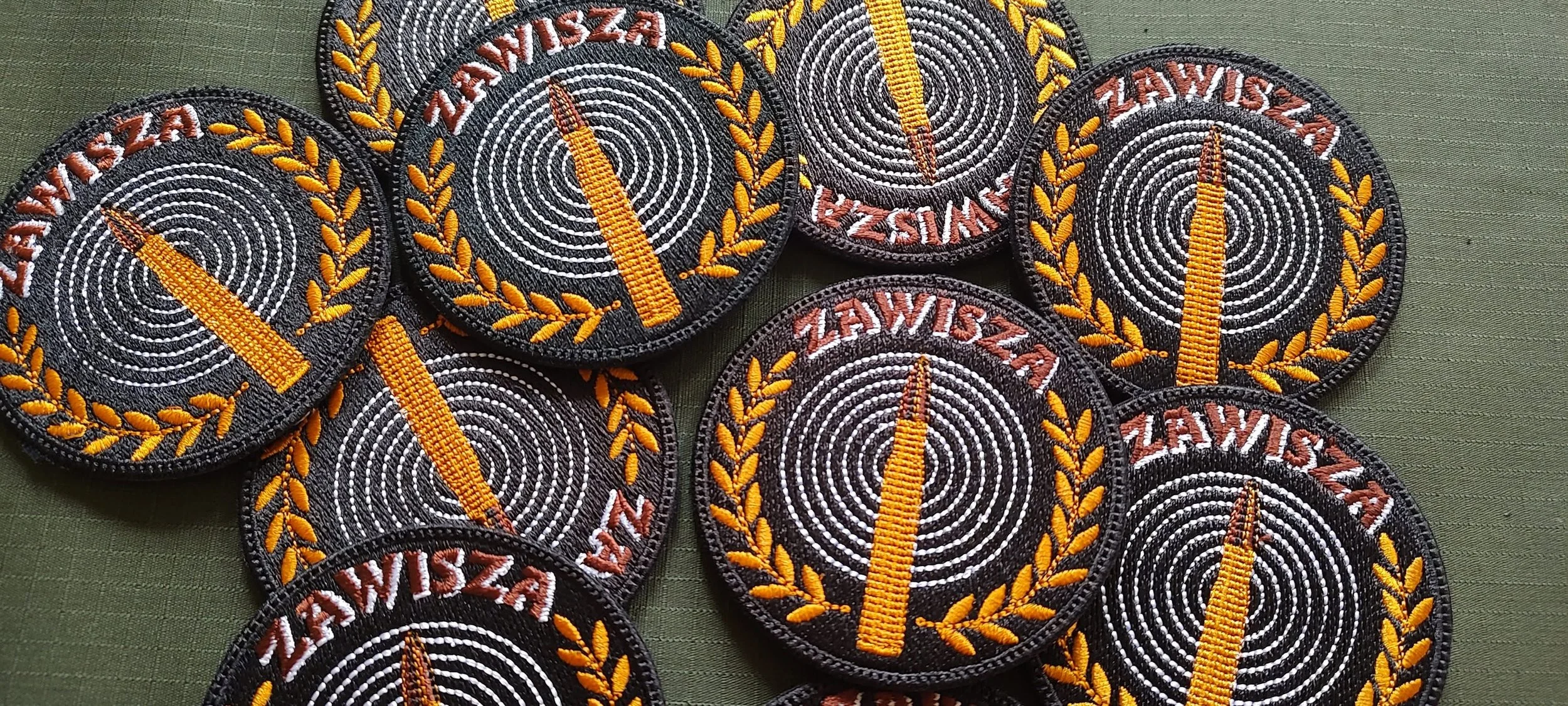 Okrągłe naszywki strzeleckie Zawisza z motywem pocisku, tarczy i złotego wieńca