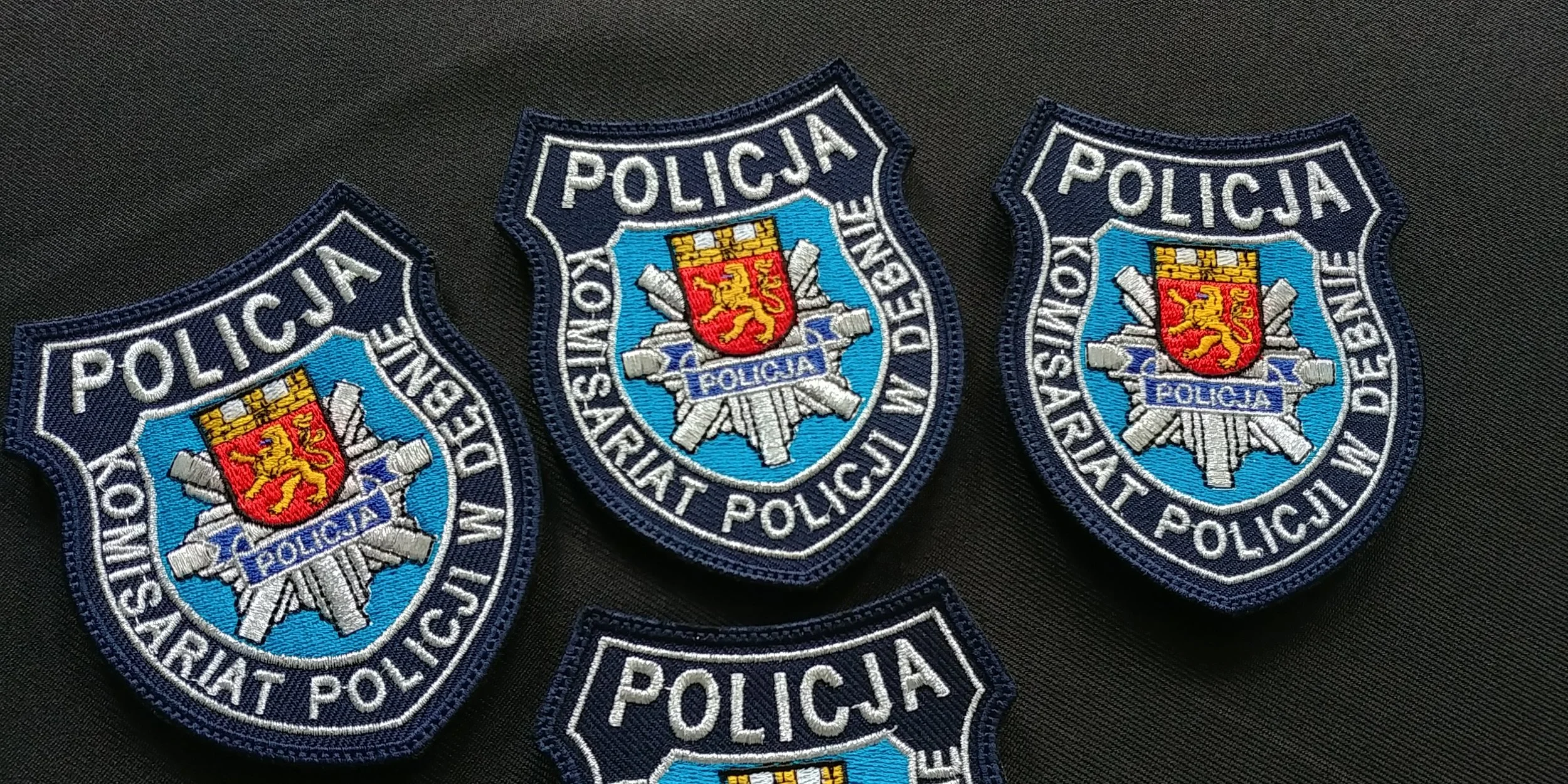 Haftowane naszywki Komisariatu Policji w Dębnie – Fabryka Haftu Ełk