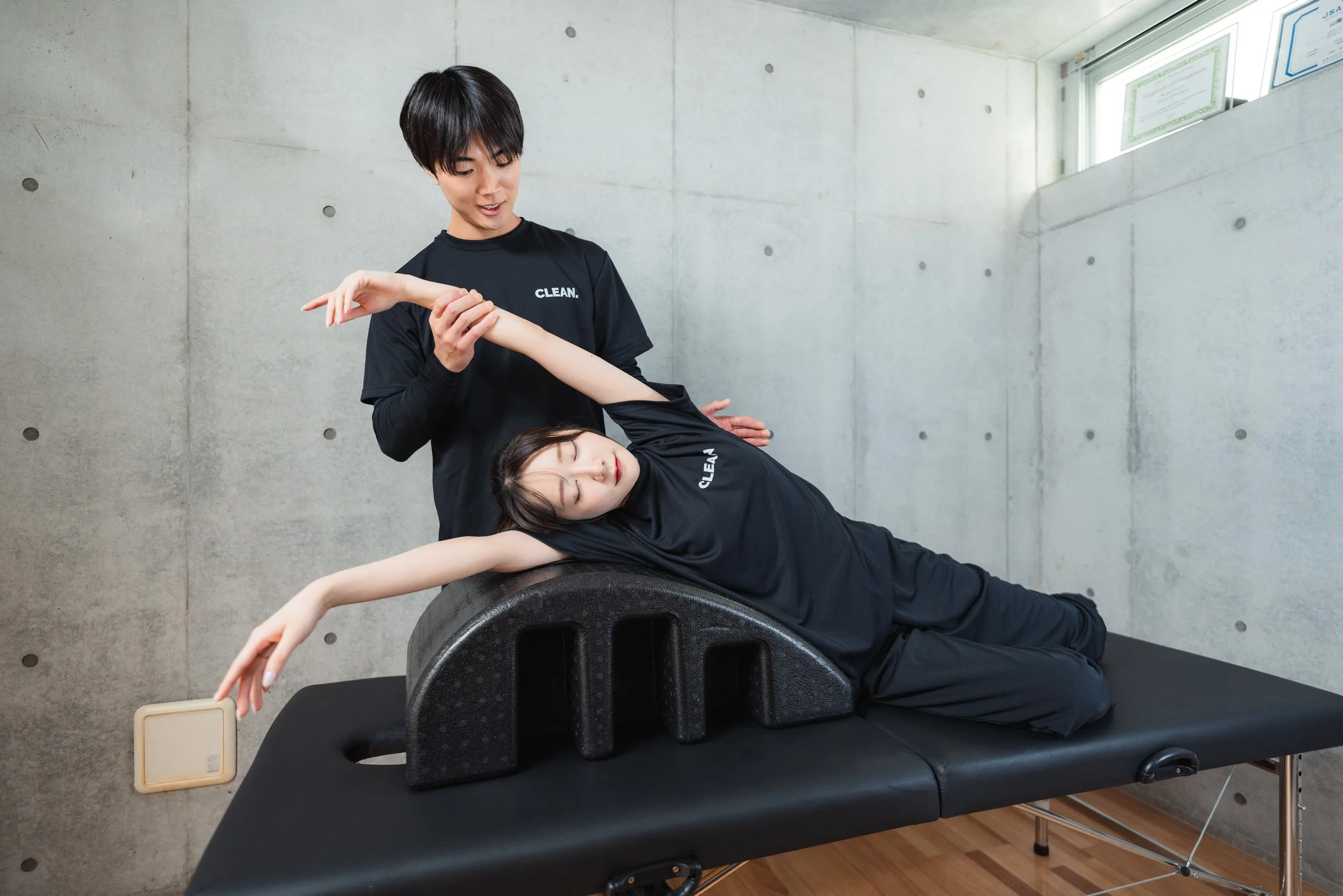 背中のストレッチはなぜ難しい？その重要性とCLEAN.での解決策