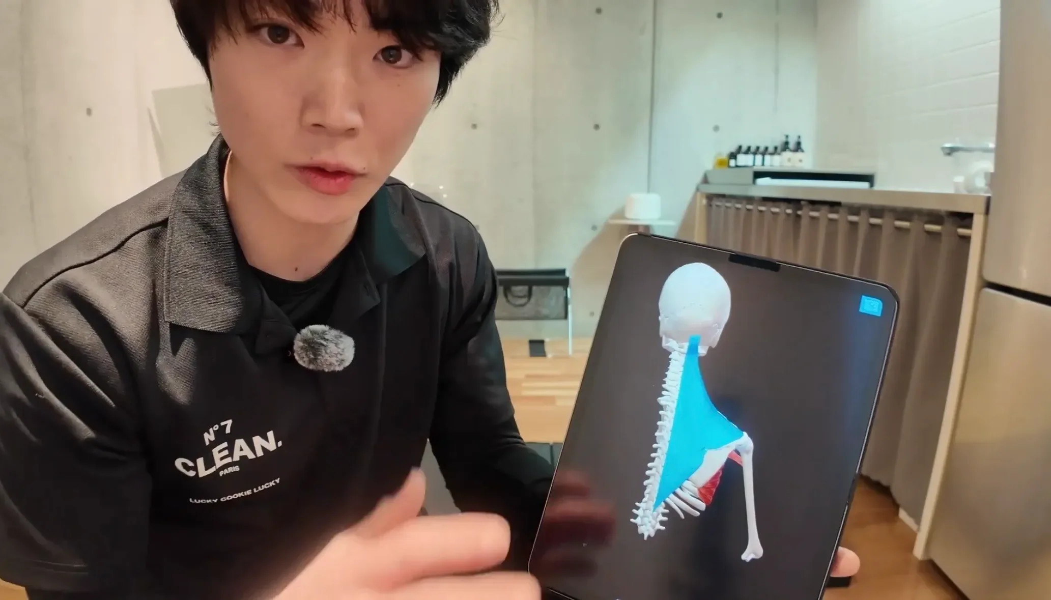 日吉のパーソナルジム CLEAN.｜歴6年のトレーナーが3D解剖学モデルを用い、骨格に基づく「本質改善」フォームを解説する様子。