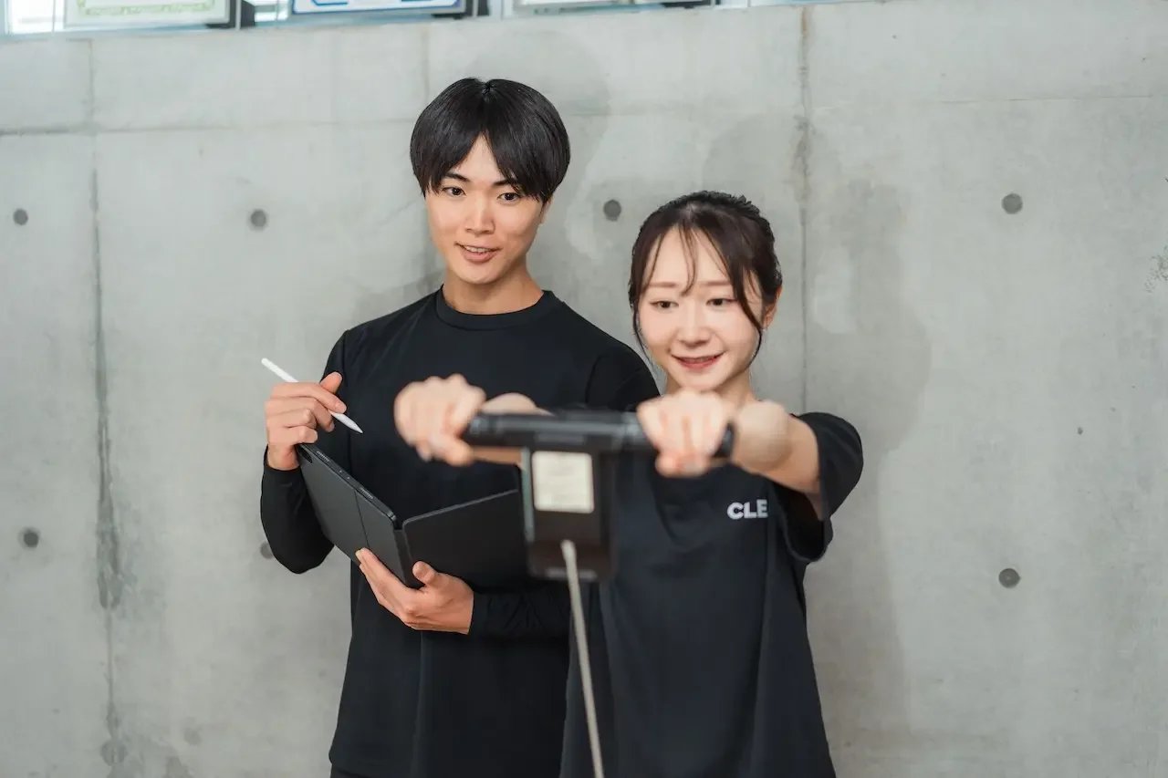 日吉「CLEAN.」の優しい代表トレーナー、山際。「分かりやすく丁寧に教える」とお客様から評判の、安心感を与える笑顔のプロフィール画像。初めての方も安心して任せられる、親しみやすいお人柄が伝わる1枚。