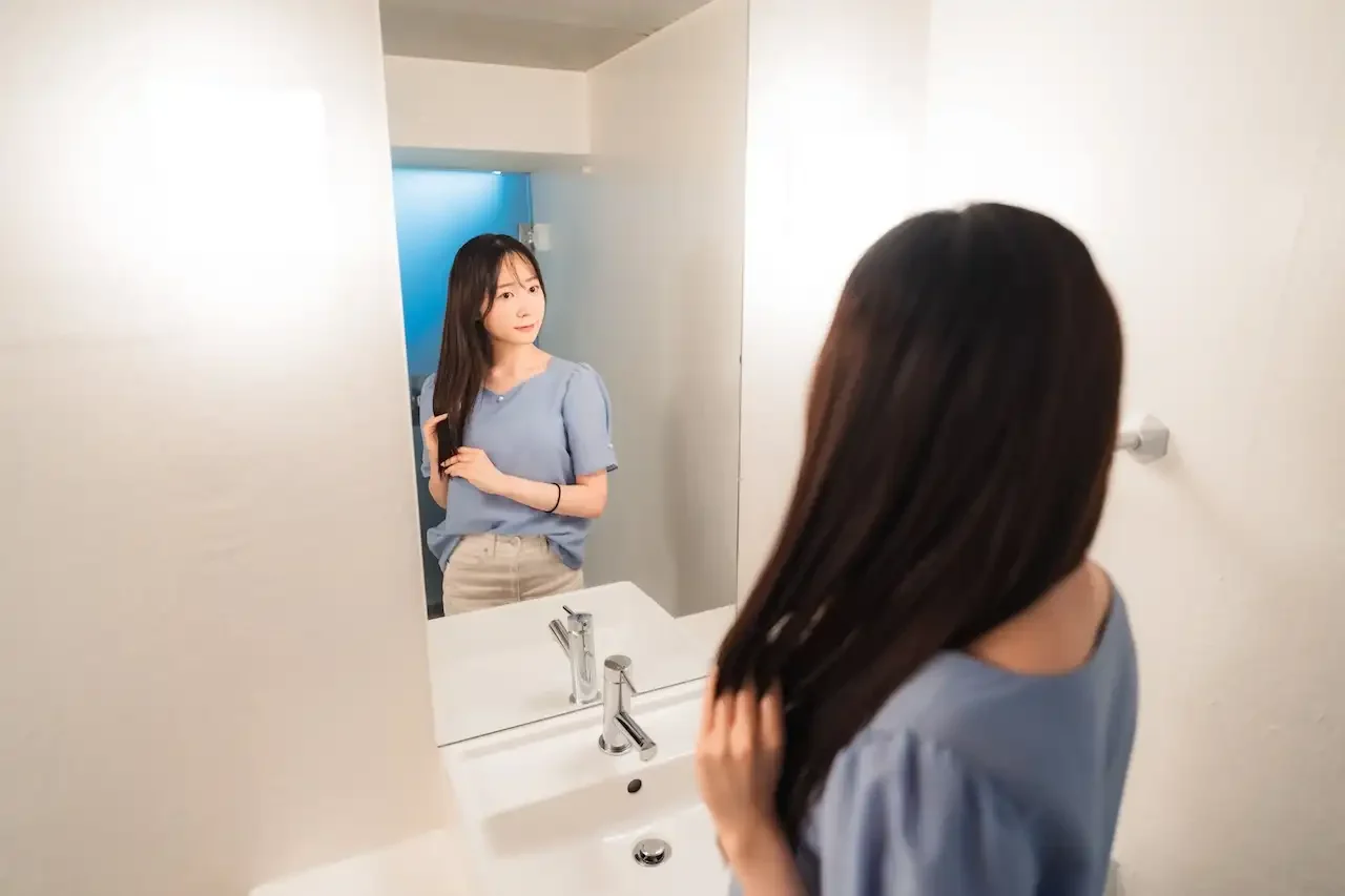 女性専門パーソナルジムCLEAN.日吉の完全個室更衣室。白を基調とした清潔な空間で、お着替えもリラックスして行えます。