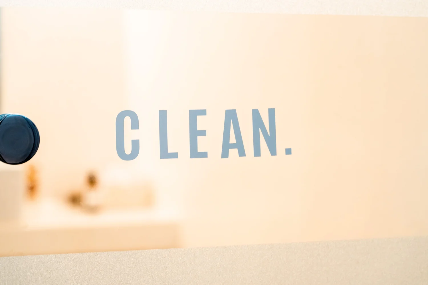 日吉パーソナルジム CLEAN. の館内。壁に掲げたロゴ