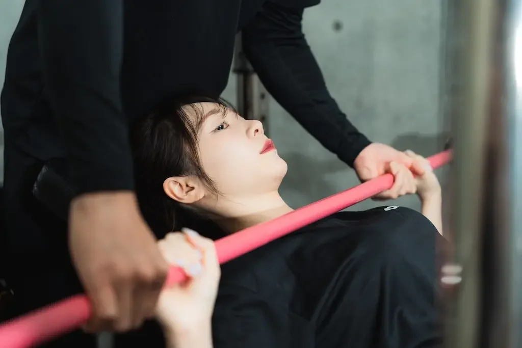 日吉のパーソナルジムCLEAN.でトレーニングに励むお客様。代表トレーナー山際が解剖学に基づいた的確なフォーム指導を行います。