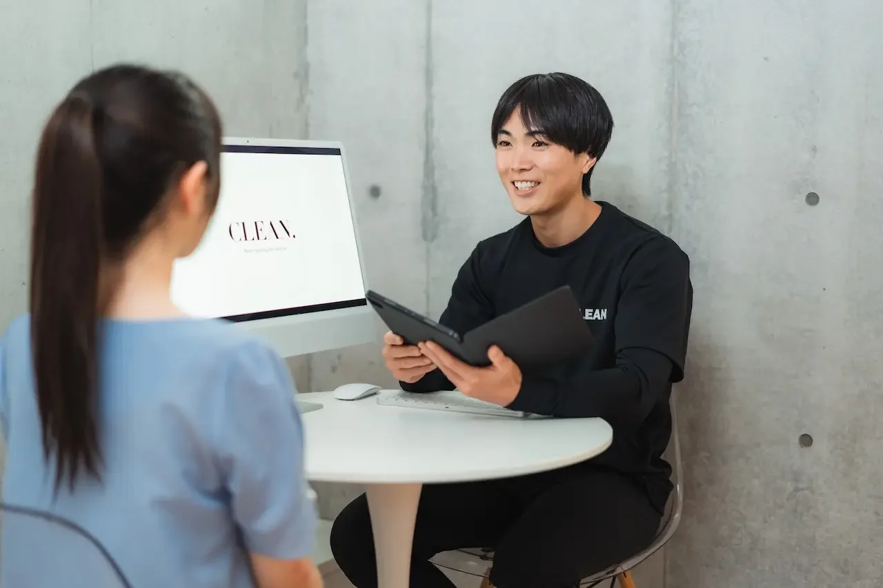 日吉駅徒歩3分のパーソナルジムCLEAN.無料体験カウンセリング風景。代表の山際があなたの悩みや目標を丁寧にヒアリングします。