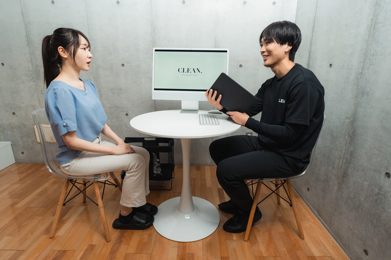 日吉パーソナルジム CLEAN. のカウンセリング。代表トレーナー 山際成紀が会員の話を聞く様子