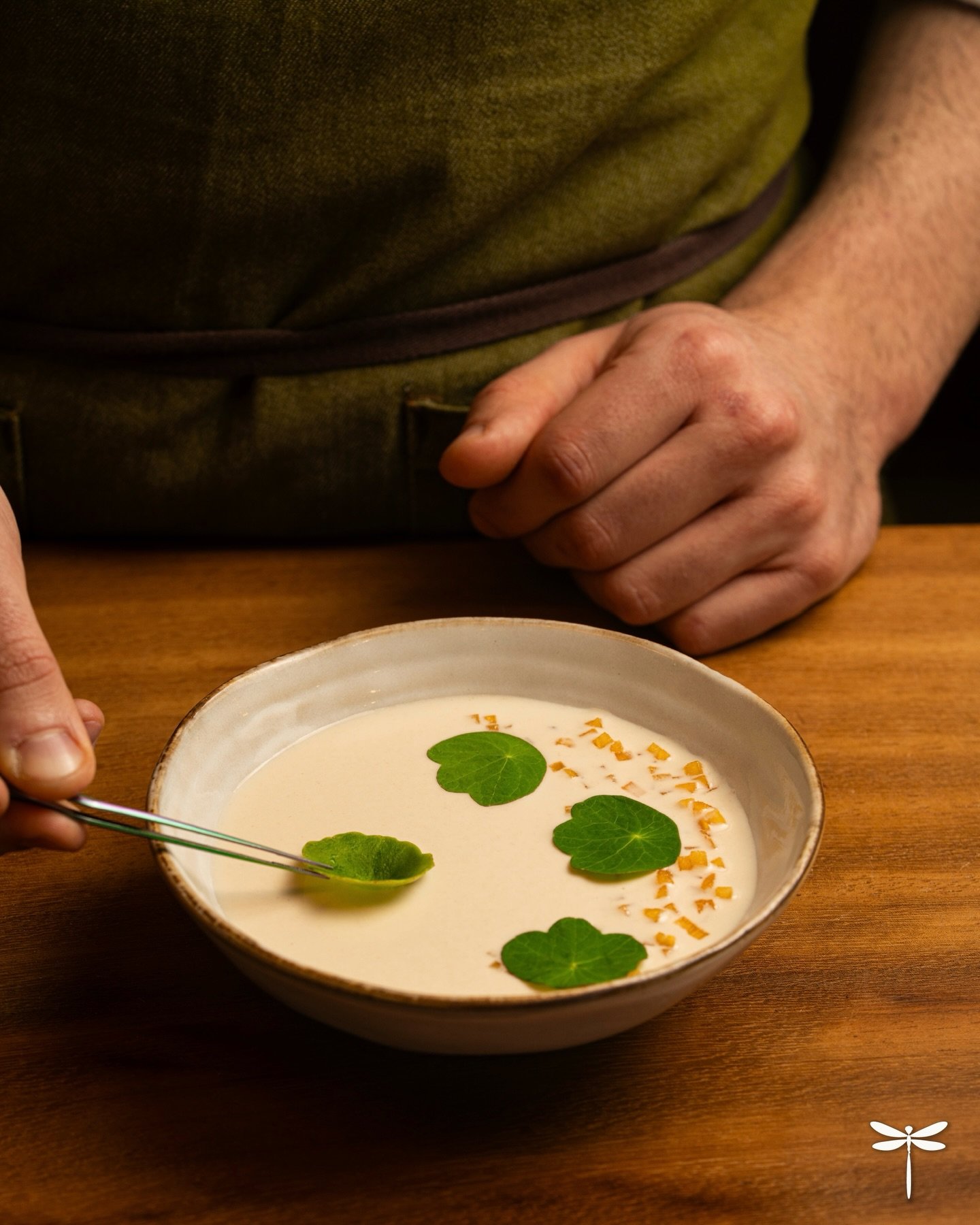 El oto&ntilde;o ya pas&oacute;&hellip; 🍂 pero dej&oacute; eco en el plato.
Nuestro Ajoblanco de coco y anacardos, con hojas de capuchina y ombligo de Venus, naci&oacute; como un peque&ntilde;o estanque en calma&hellip; y termin&oacute; convirti&eacu