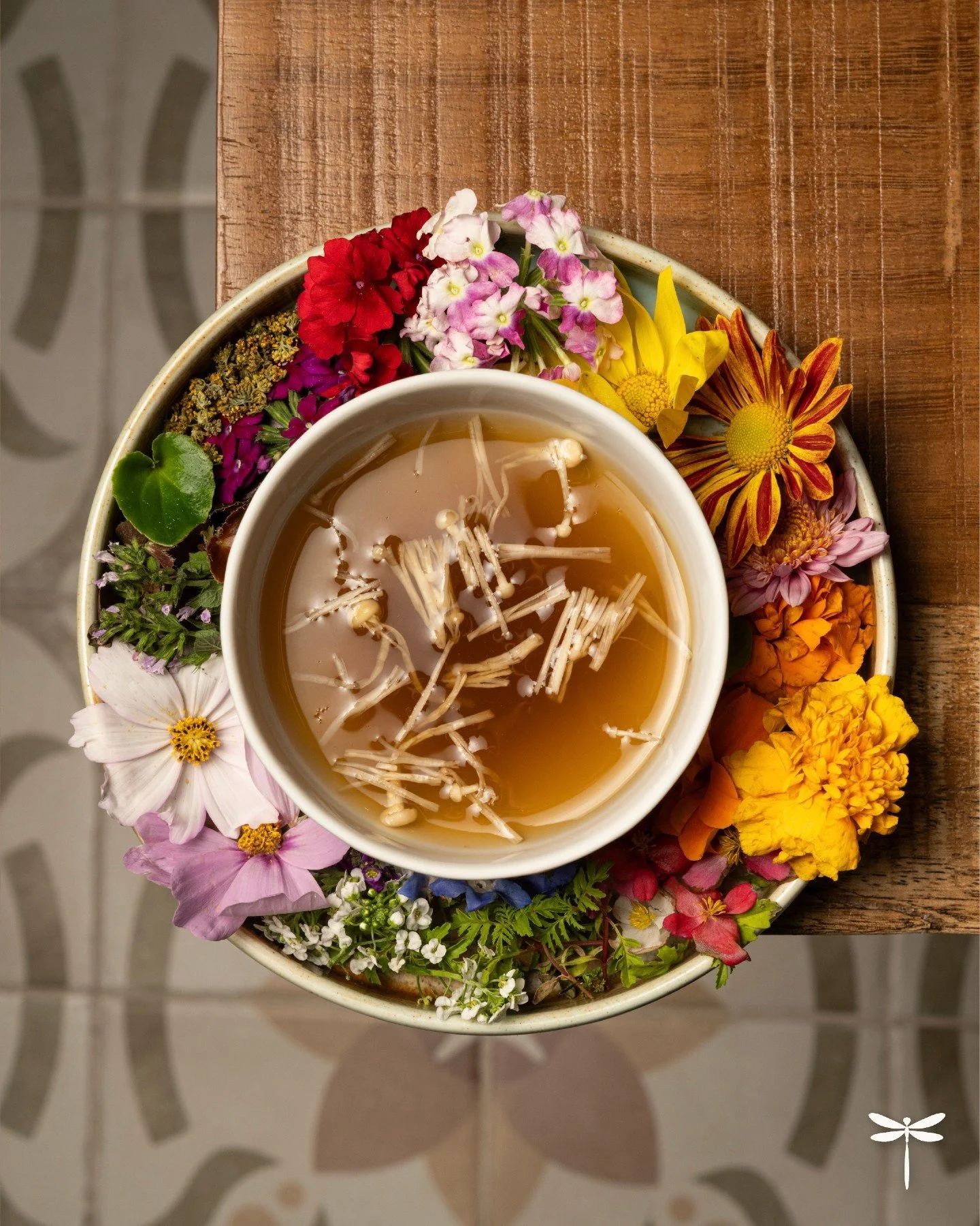 De Vietnam a Pipilacha: un PHO que aprendimos a escuchar.
Reinterpretamos su caldo tradicional desde lo vegetal, con verduras que dan cuerpo y profundidad, llenando cada bocado de sabor y aroma.
Las setas flotan como fideos, jugando con la memoria de