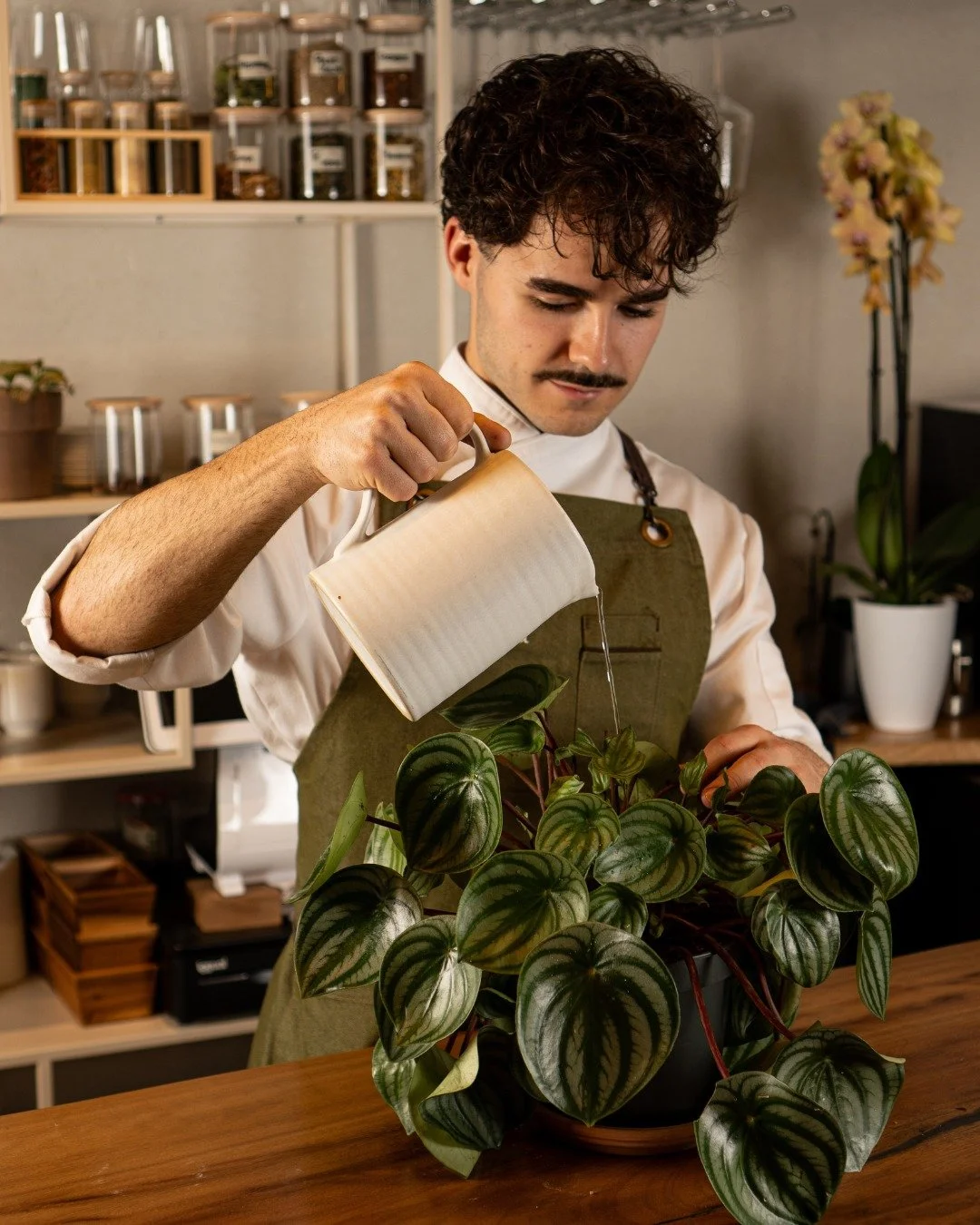 No&eacute;, chef y cofundador de Pipilacha, encontr&oacute; en las flores un lenguaje propio.
Con Ar&aacute;n construye una cocina de autor donde cada pase es una idea, una b&uacute;squeda, una pregunta.
En su plato, nada es casual: todo florece por 