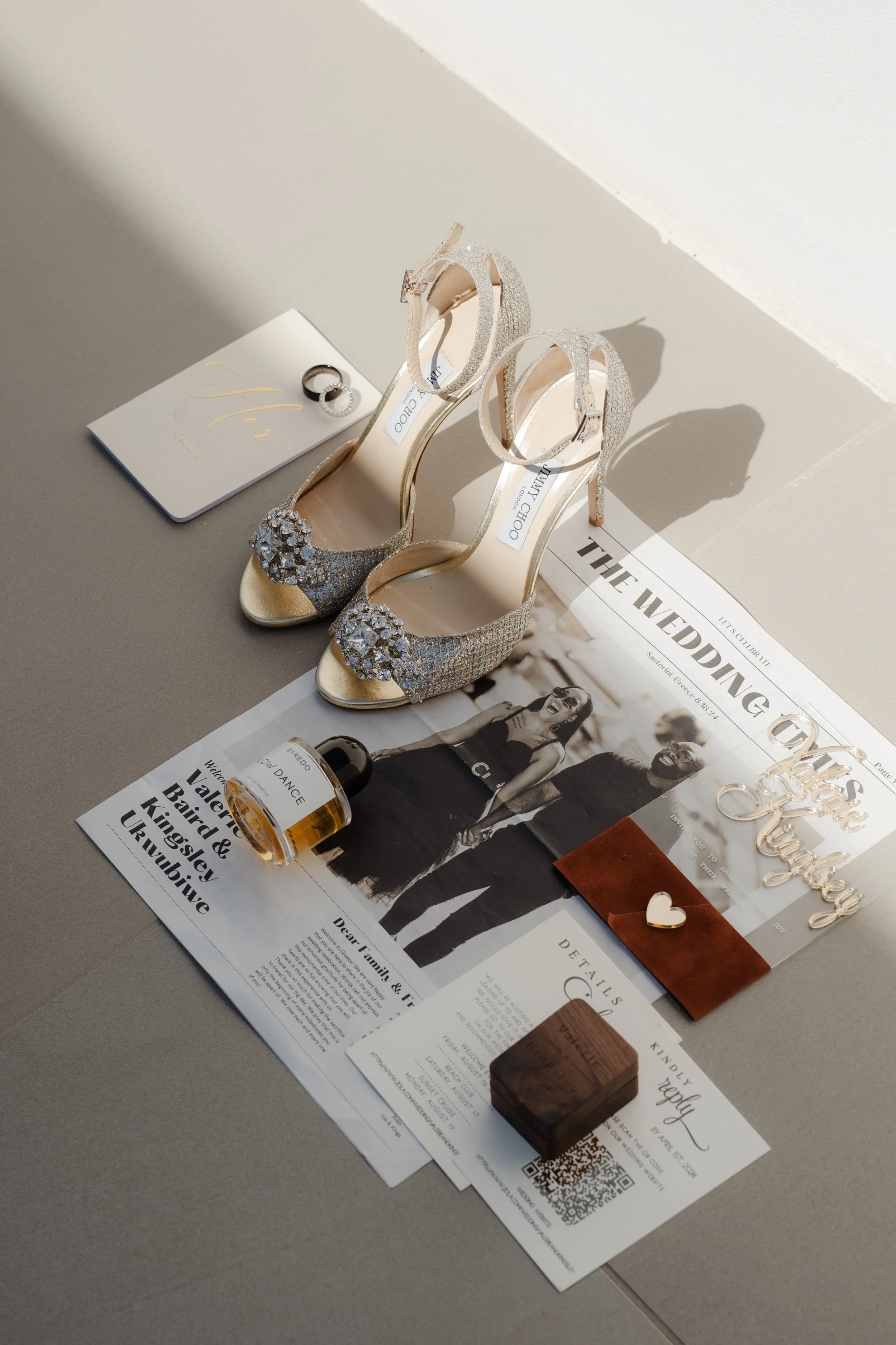 Luxury Bridal Details in Santorini, Greece
Elegant bridal shoes, jewelry, and accessories styled for a luxury destination wedding in Santorini, Greece. Refined details that complete the essence of a high-end celebration.