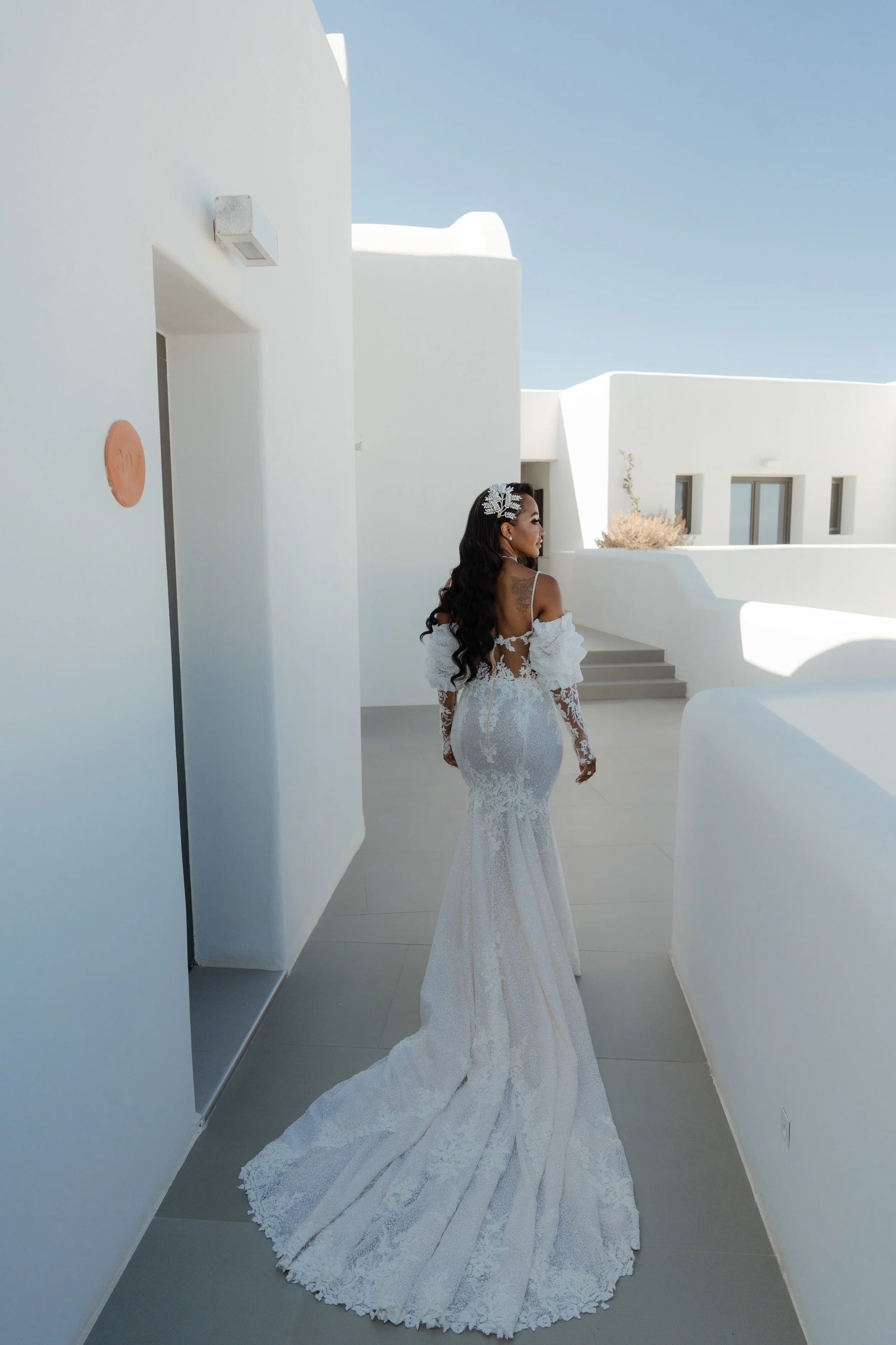 Luxury Destination Wedding in Greece
The bride walks through iconic whitewashed alleys in Santorini, radiating elegance and sophistication. A classic moment from a luxury Greek island wedding.