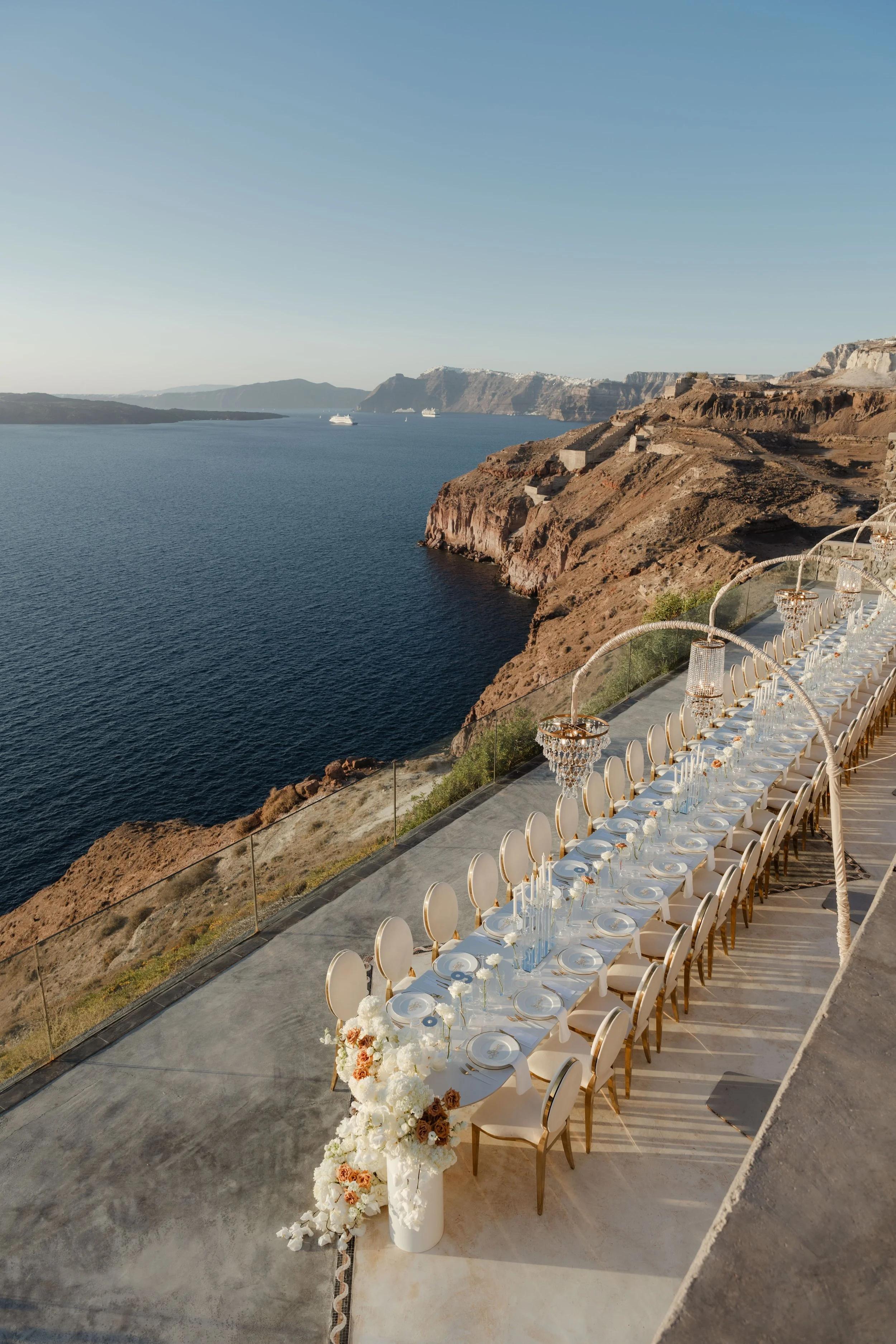Luxury Wedding Reception View in Santorini, Greece
An unforgettable reception view with chandeliers and the dramatic Santorini caldera. A breathtaking setting for a luxury destination wedding in Greece.