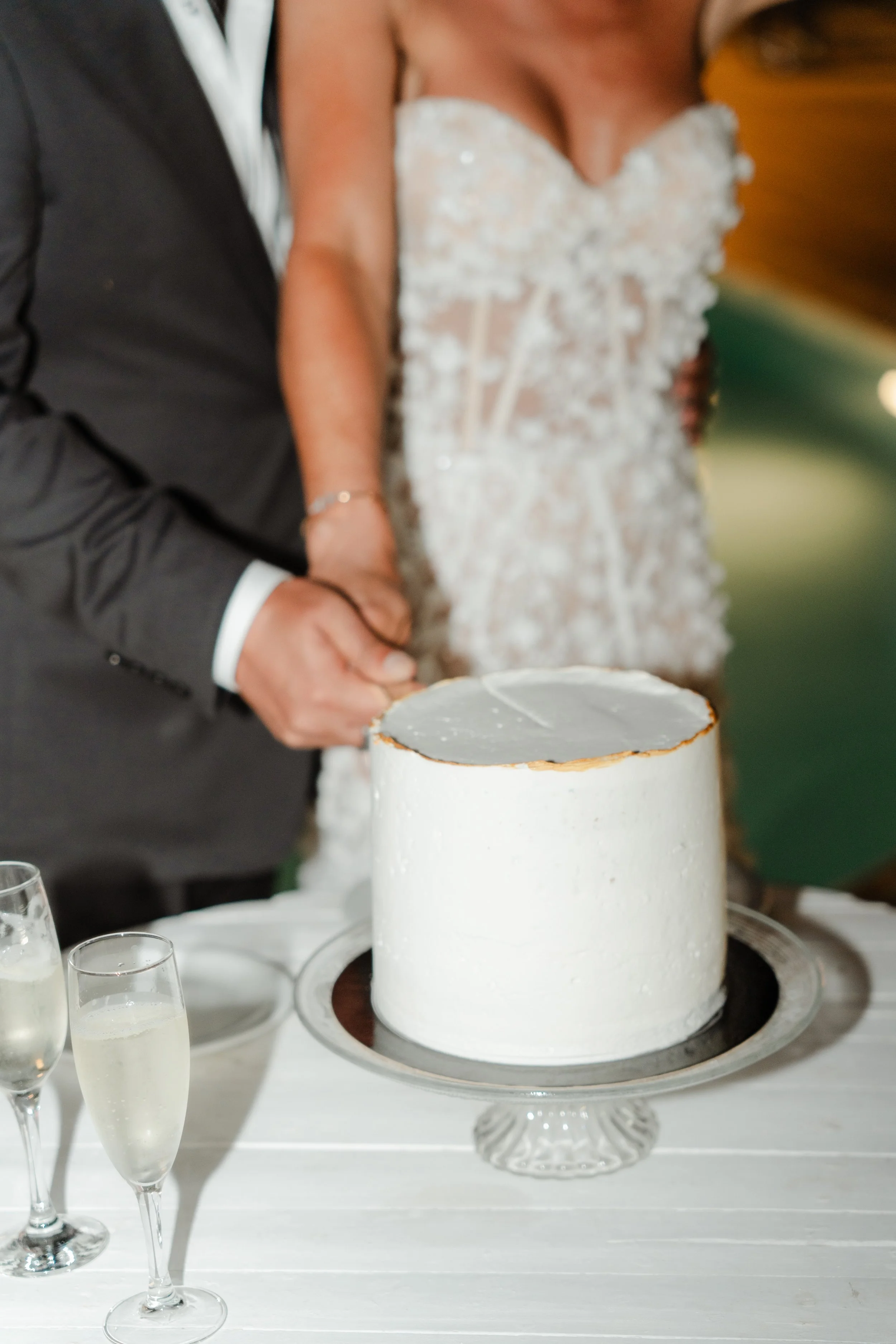 Luxury Wedding Cake Cutting in Santorini, Greece
An elegant close-up of the cake cutting moment, reflecting tradition, joy, and refined style. A timeless highlight of a luxury wedding celebration in Greece.