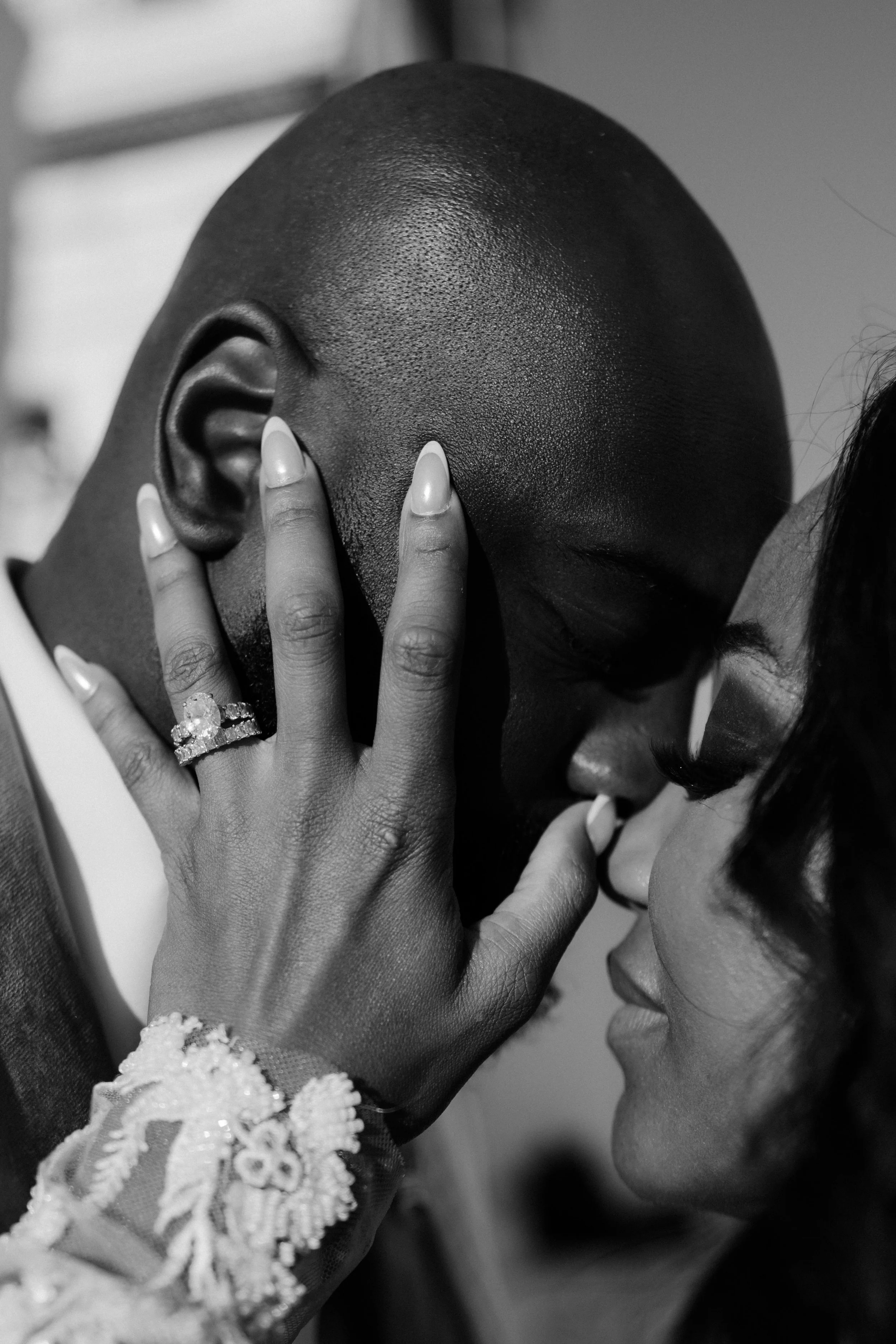 Luxury Wedding Couple in Santorini, Greece
An intimate black-and-white close-up of the bride and groom. A timeless portrait that reflects the romance and elegance of a luxury destination wedding in Greece.