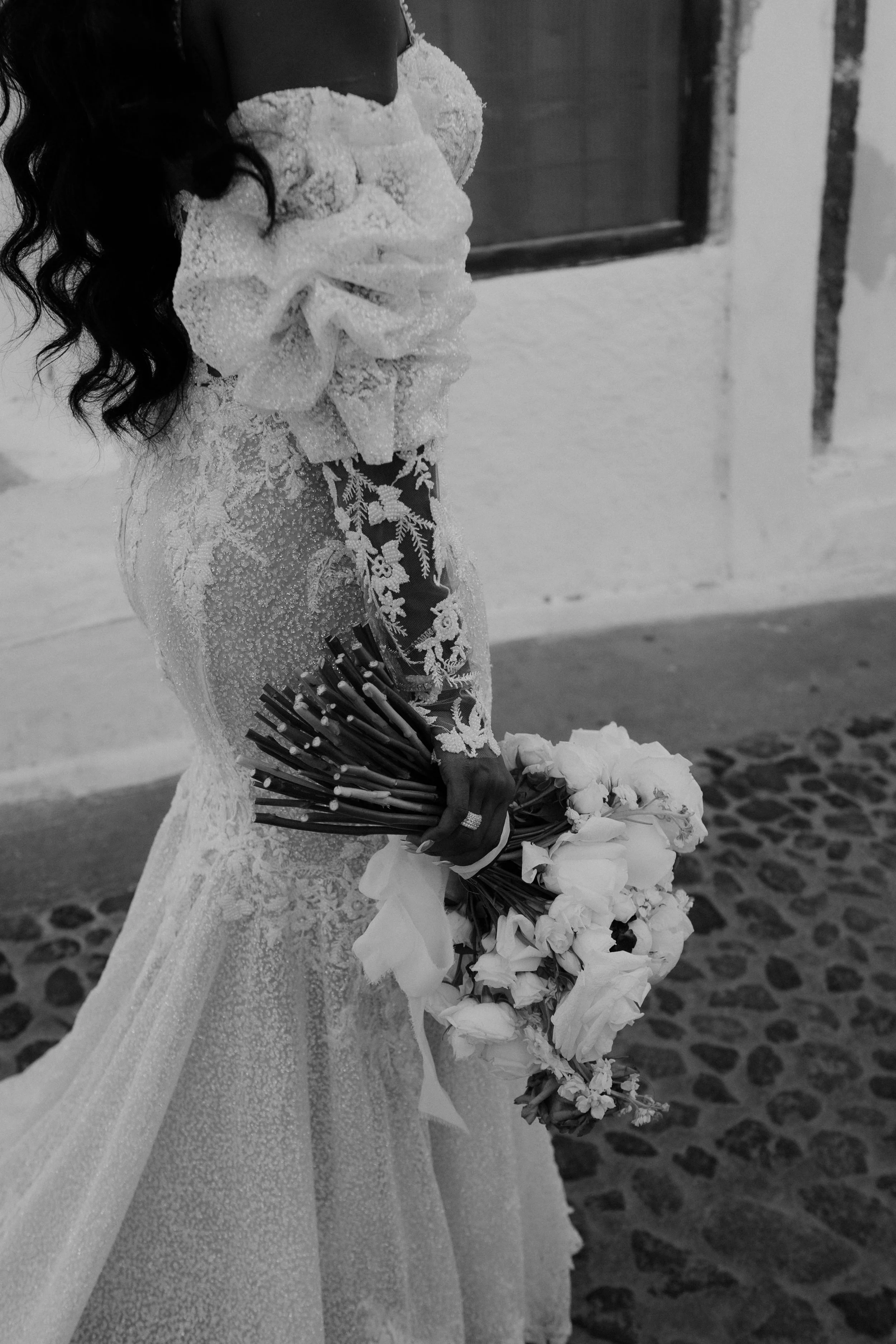 Luxury Bridal Bouquet in Santorini, Greece
An elegant white bridal bouquet captured against the backdrop of Santorini. A timeless floral detail from a luxury destination wedding in Greece.