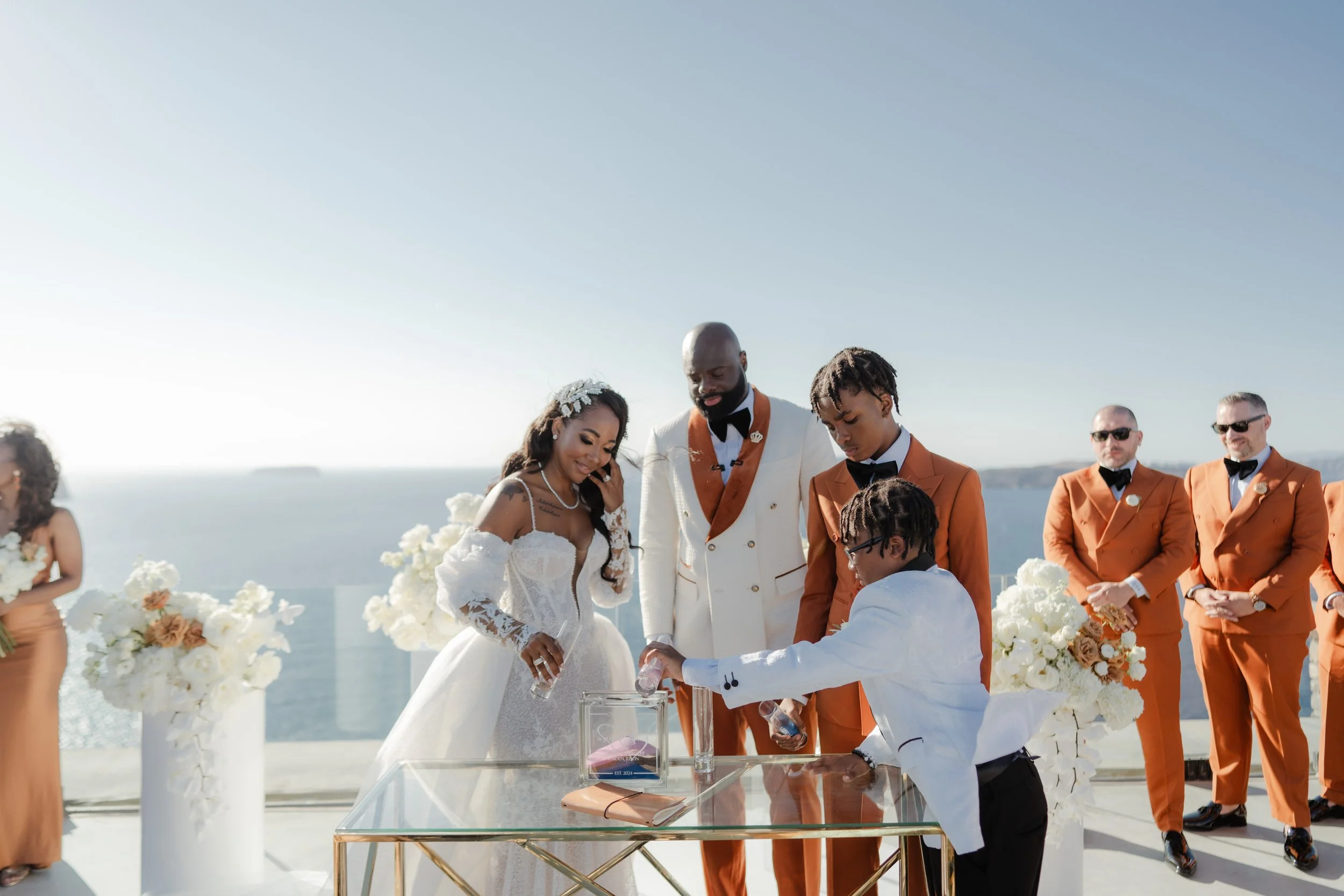 Luxury Wedding Sand Ceremony in Greece
A symbolic sand ceremony with the bride and groom blending colors against the Aegean backdrop. A refined and emotional moment from a luxury destination wedding in Santorini.