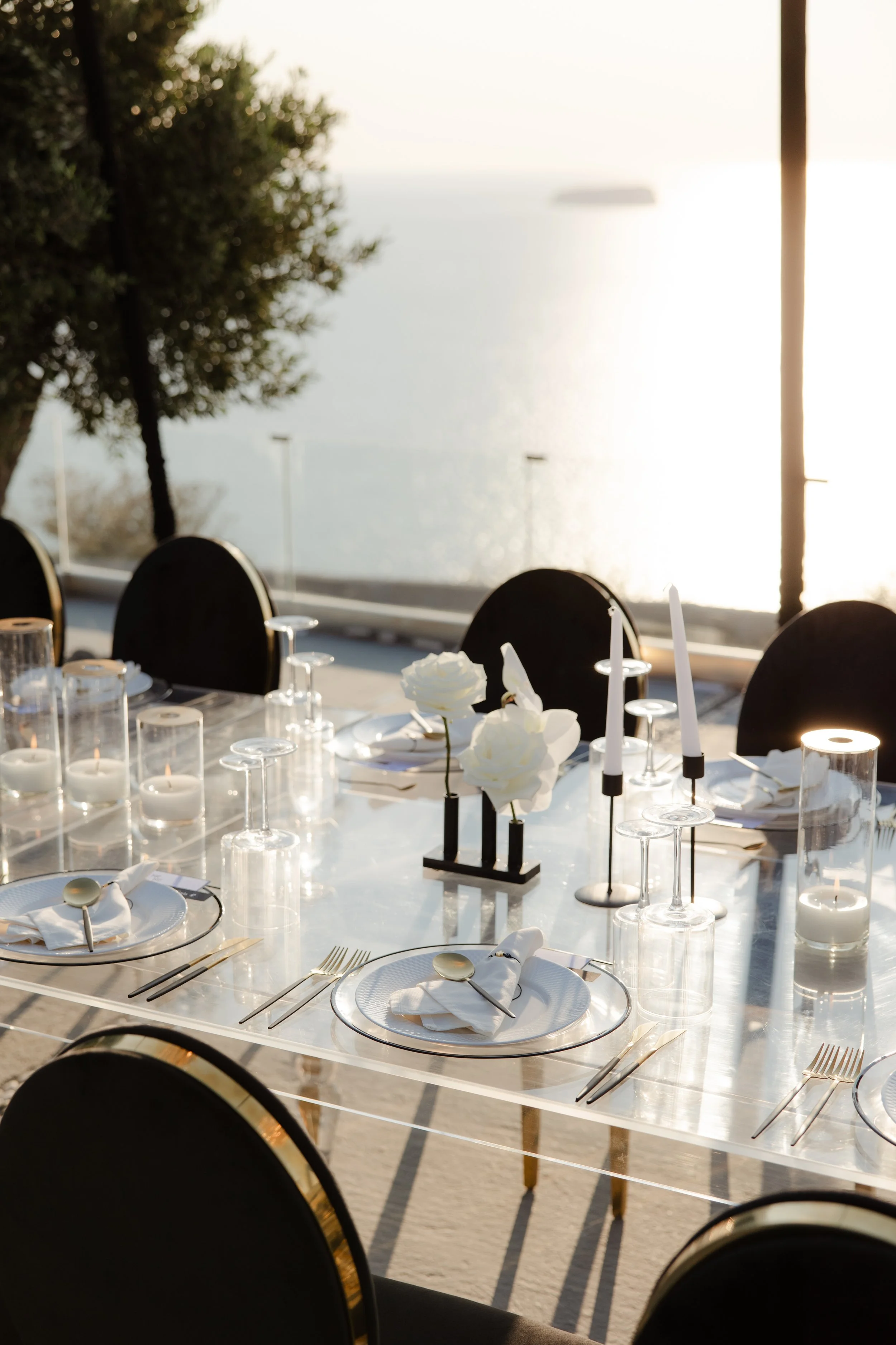 Luxury Wedding Decor in Santorini, Greece
Elegant chandeliers and floral styling transform this Santorini venue into a dreamlike luxury wedding setting. A refined combination of design, romance, and Greek island charm.