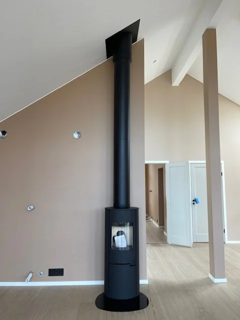 Nytt ildsted med ventilert stålpipe