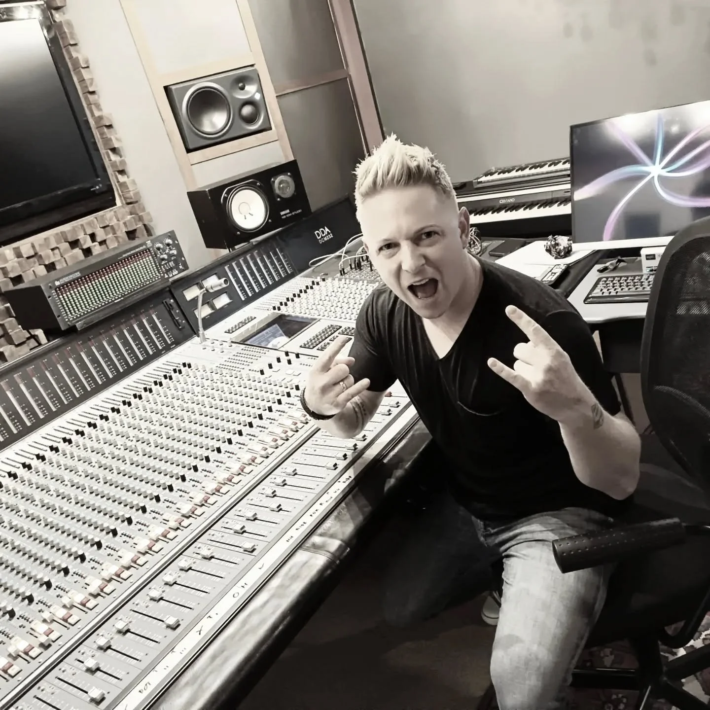 TIME TO SAY GOODBYE!

Dear musicians, dear colleagues!

After 25 years of working in the studio, I have decided to hang up my headphones and retire as a sound engineer. The passion that I had for so many years is simply no longer there, so it is time
