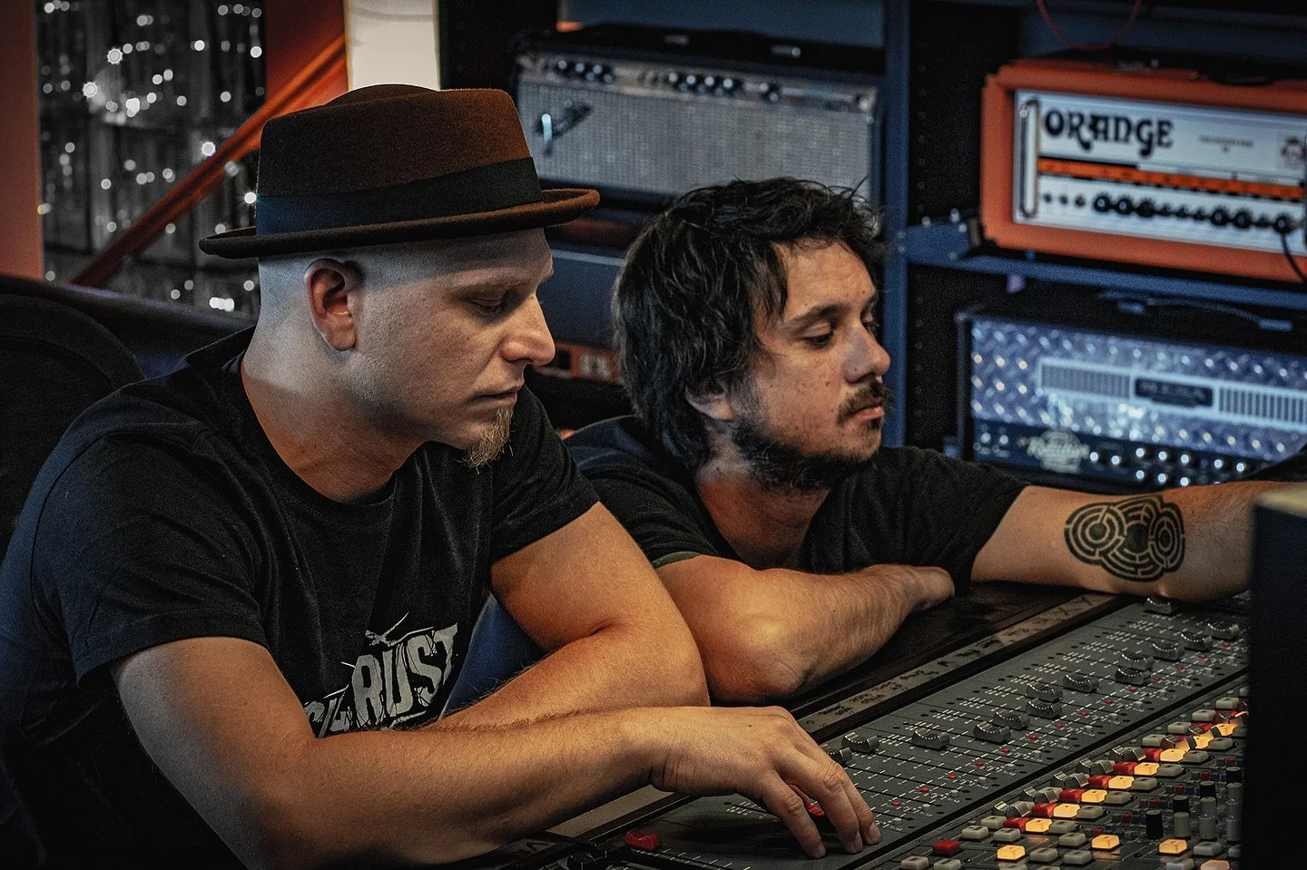 SAY HELLO TO THE NEW ROCKSTUDIO TEAM MEMBER

Das Rockstudio hat nun wieder seine Pforten ge&ouml;ffnet und ist, wie bereits angek&uuml;ndigt, um ein Gesicht gewachsen:
Daniel Dorninger, bekannt von Bands wie @witchriderband oder @ultimaradio, ist 