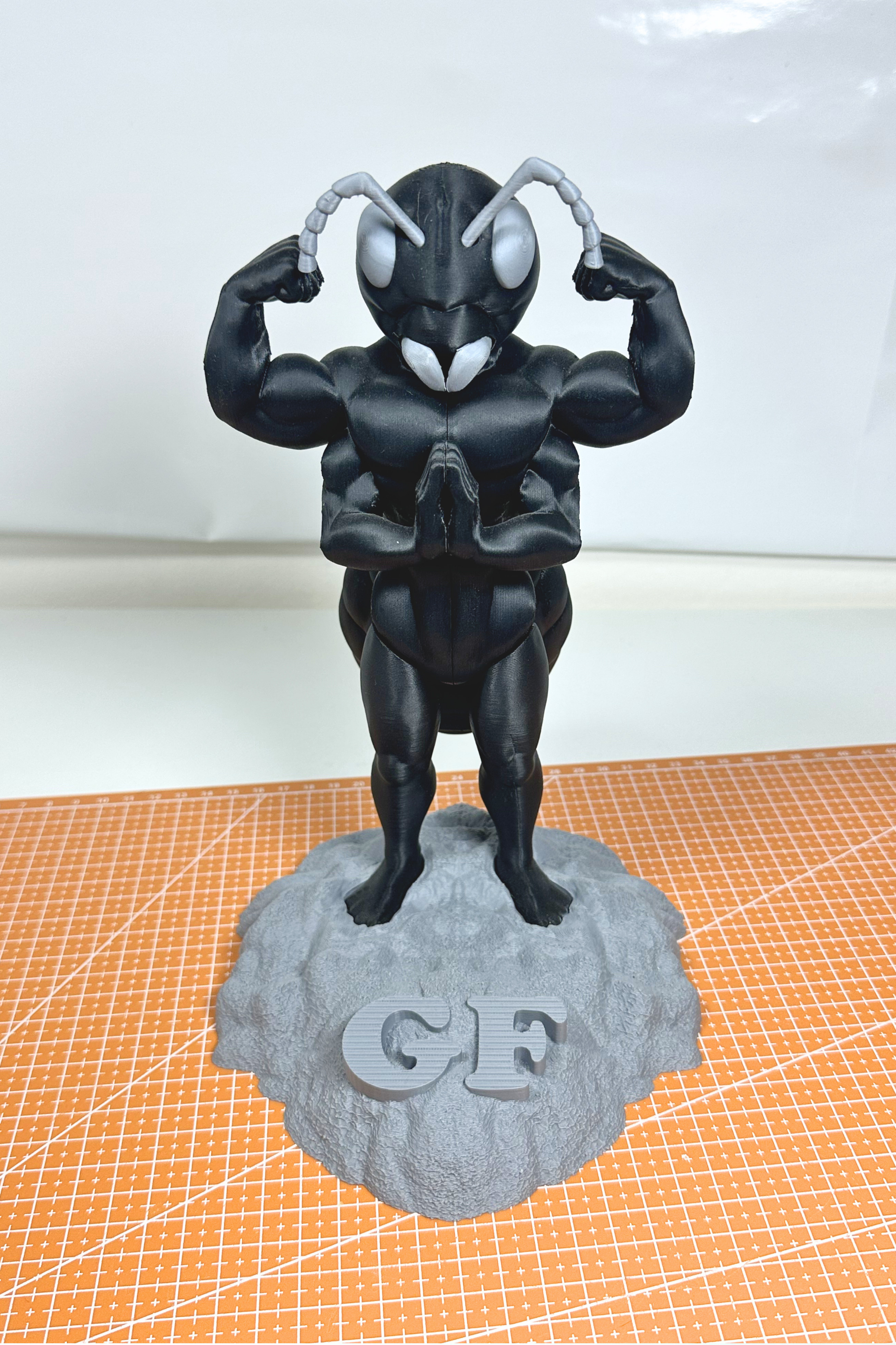 Statuette mascotte GigaFourmis