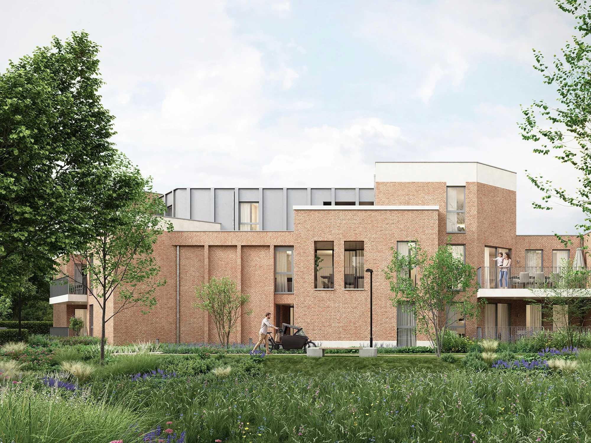 Moderne gebouw met rode bakstenen muren en grote ramen, omgeven door groene bomen en een kleurrijk bloemenperkje, met mensen op het terras en wandelend in de tuin.