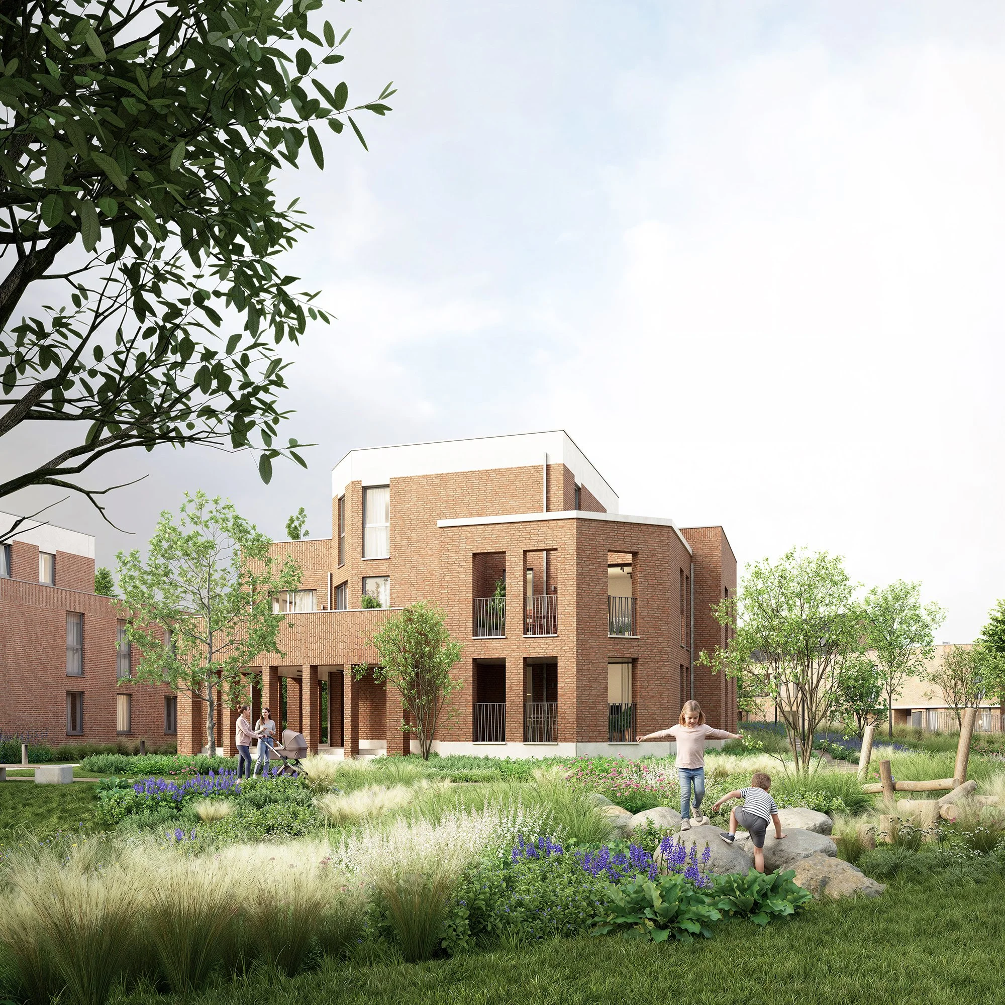 Kinderen spelen in een tuin met bloemen en groen, op de achtergrond een modern appartementsgebouw, onder een bewolkte hemel.