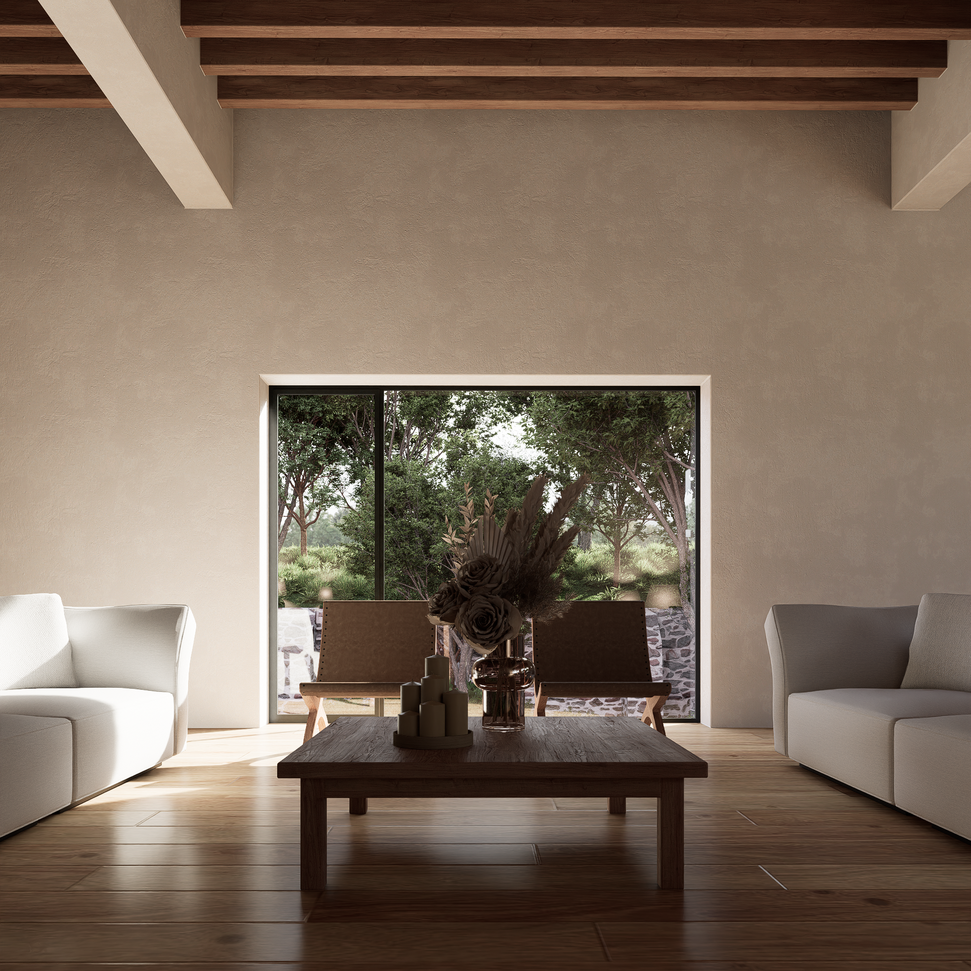 Interieur van een woonruimte met houten vloer, grote raammet uitzicht op bomen, een houten salontafel met bloemen en decoratieve kaarsen, omgeven door witte stoelen en banken.